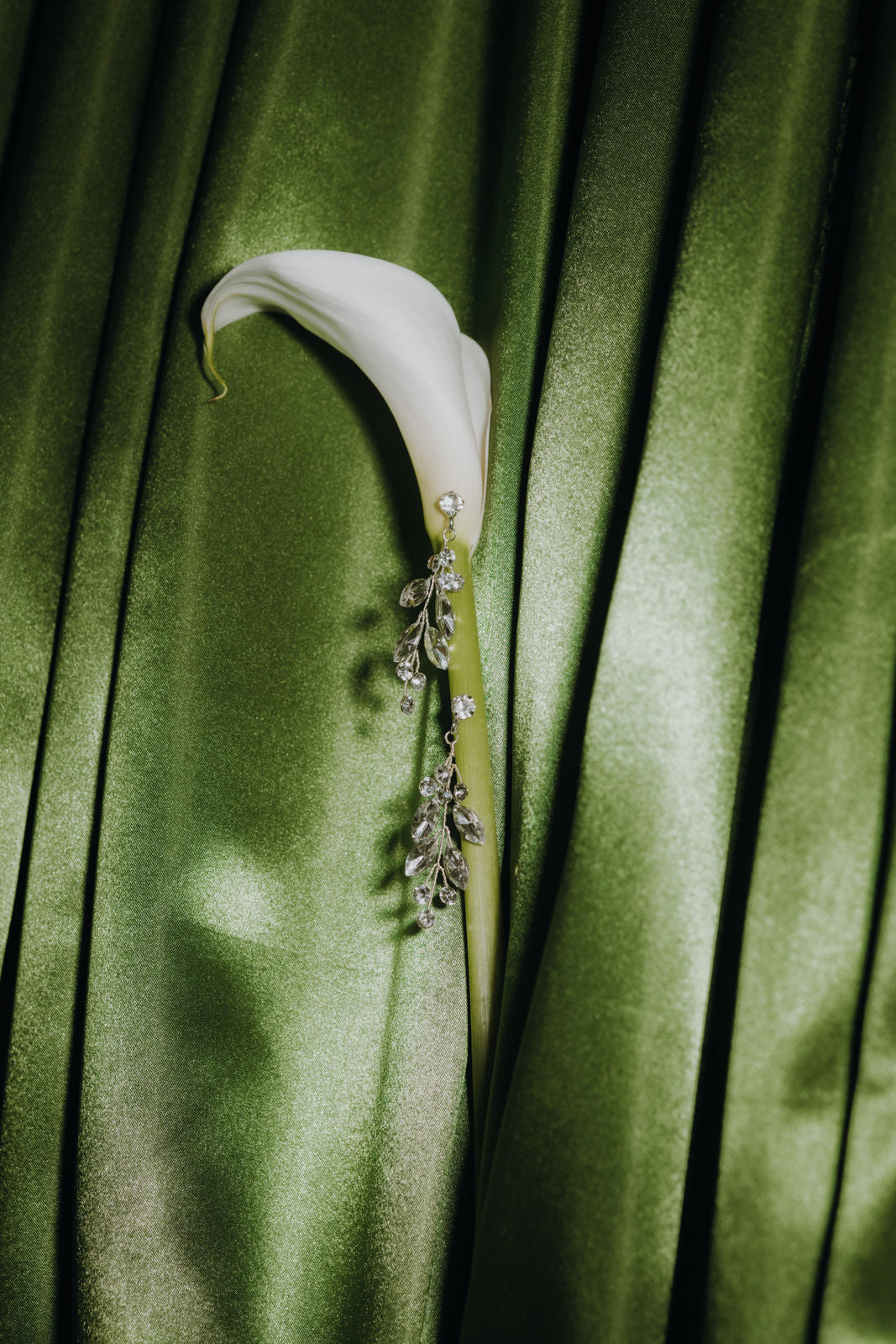 Schmuckset, Brautschmuck, Silber, Strass-Steine, Haarkamm, Ohrringe, glänzende Hängeohrringe, funkelnde Brautohrringe, Haarschmuck Braut, Schmuck Hochzeit standesamtliche Trauung, modern, Brautfrisur