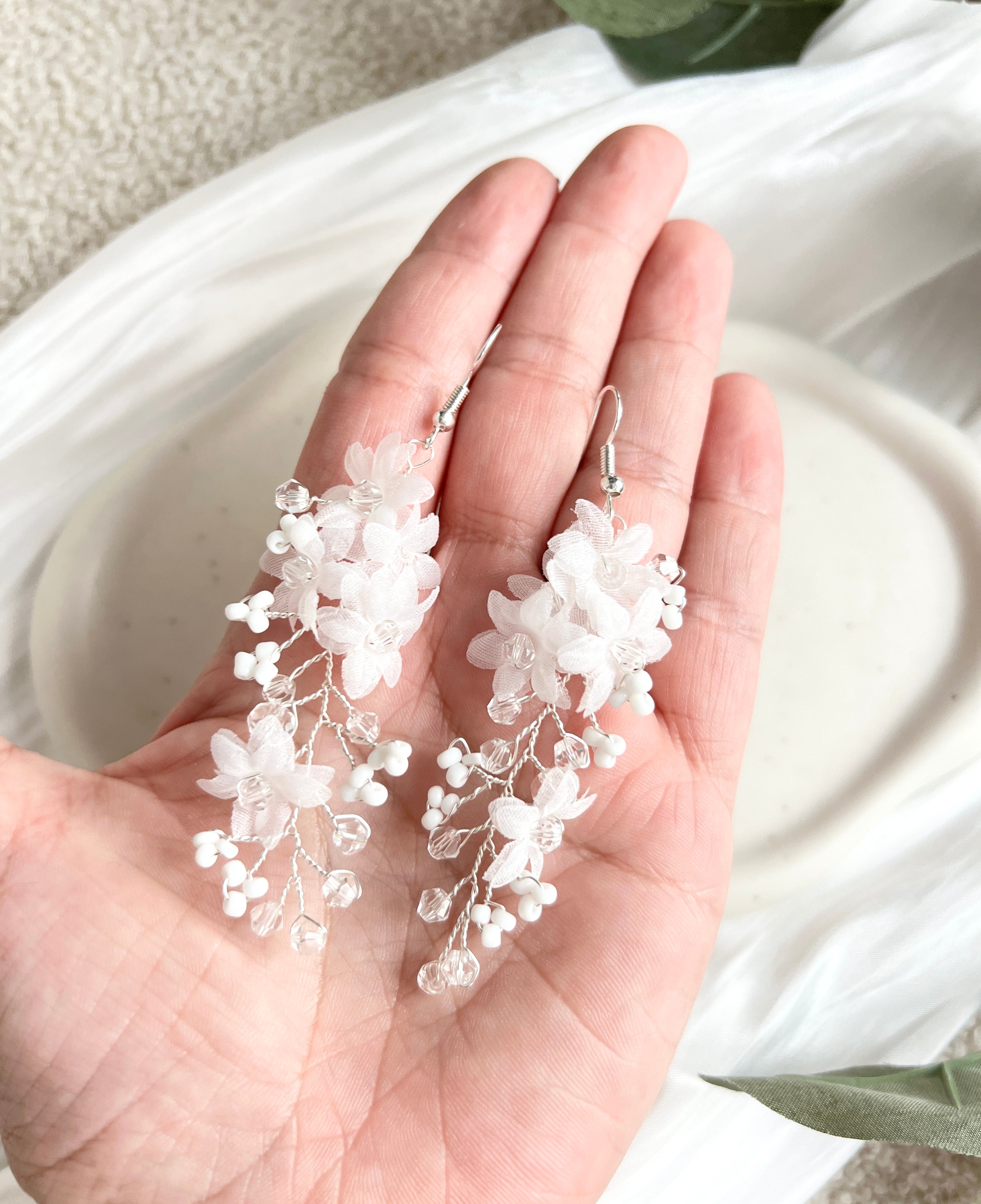 Brautohrringe, Silber und Weiß, Hängeohrringe mit weißen und transparenten Perlen, feine Perlenohrringe, Blüten aus weißem Softtüll, Schmuck für die Hochzeit, Perlenschmuck Ohrringe für das Standesamt, Brautmode, Schmuckbluete