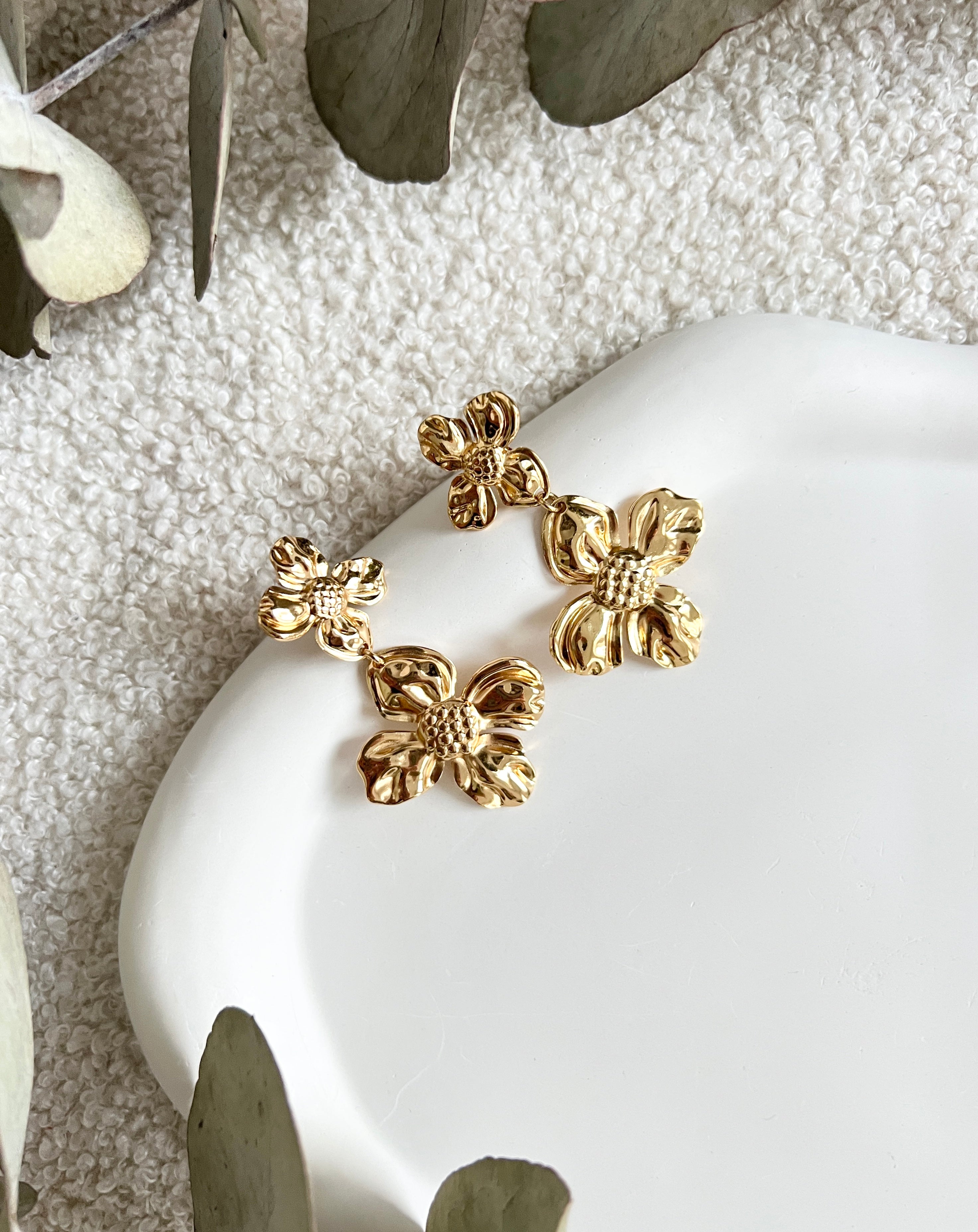 Goldene große Brautohrringe, moderne Ohrringe mit glaenzenden Blumen, feine Brautohrringe, Schmuck Hochzeit, lange Haengeohrringe, Ohrstecker, Brautjungfer, Damenschmuck, Ohrschmuck Frauen, eleganter Brautschmuck, Schmuckbuete