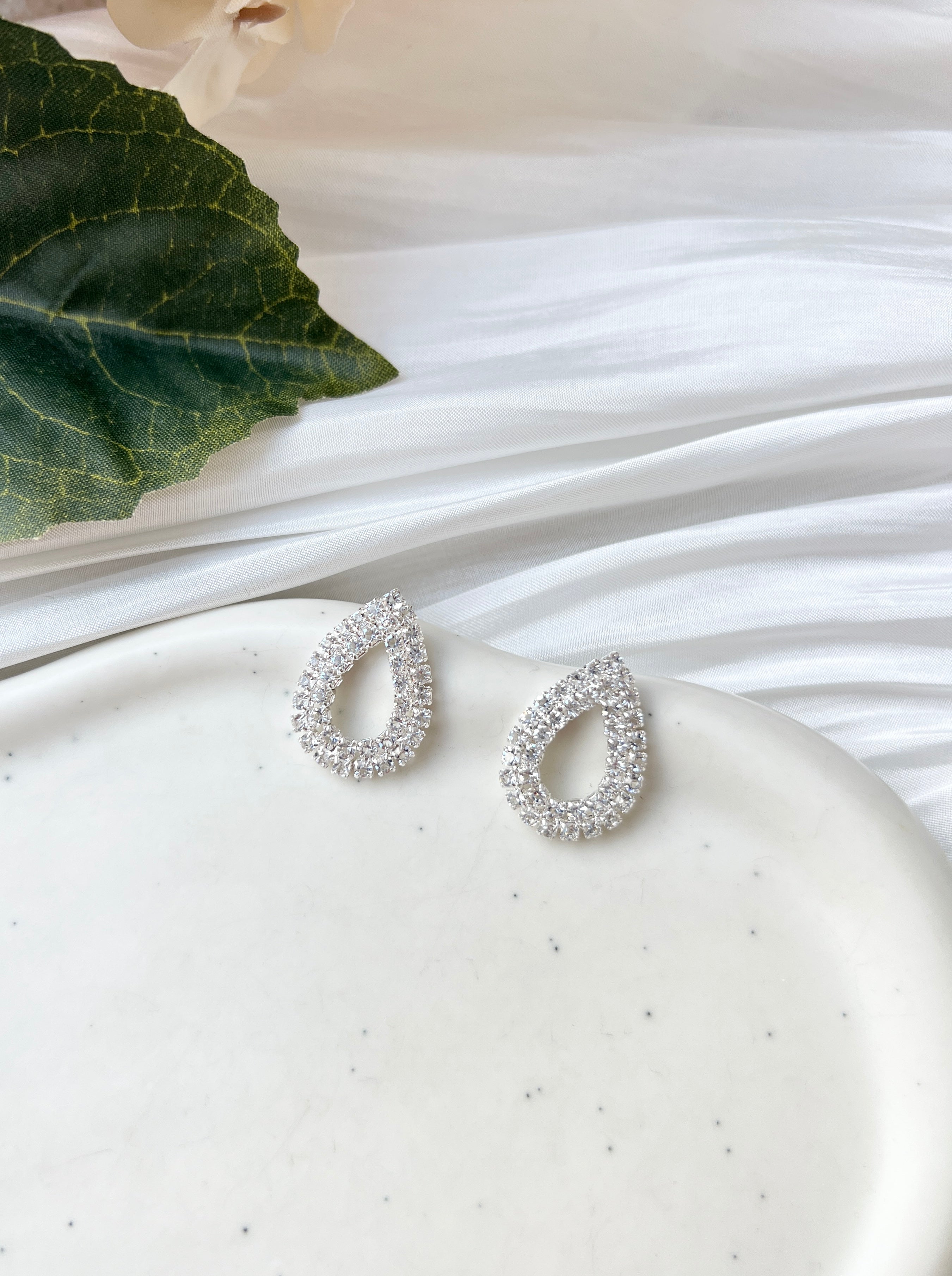 Feine Ohrstecker, silberne Brautohrringe, Strasssteine, hochwertiger Brautschmuck, elegante Ohrringe, glaenzender Schmuck, Hochzeitsschmuck, Tropfenform, Geschenk fuer Sie, Damenschmuck, Geburtstagsgeschenk, Standesamtlook, Weddinginspiration, Bridalinspo