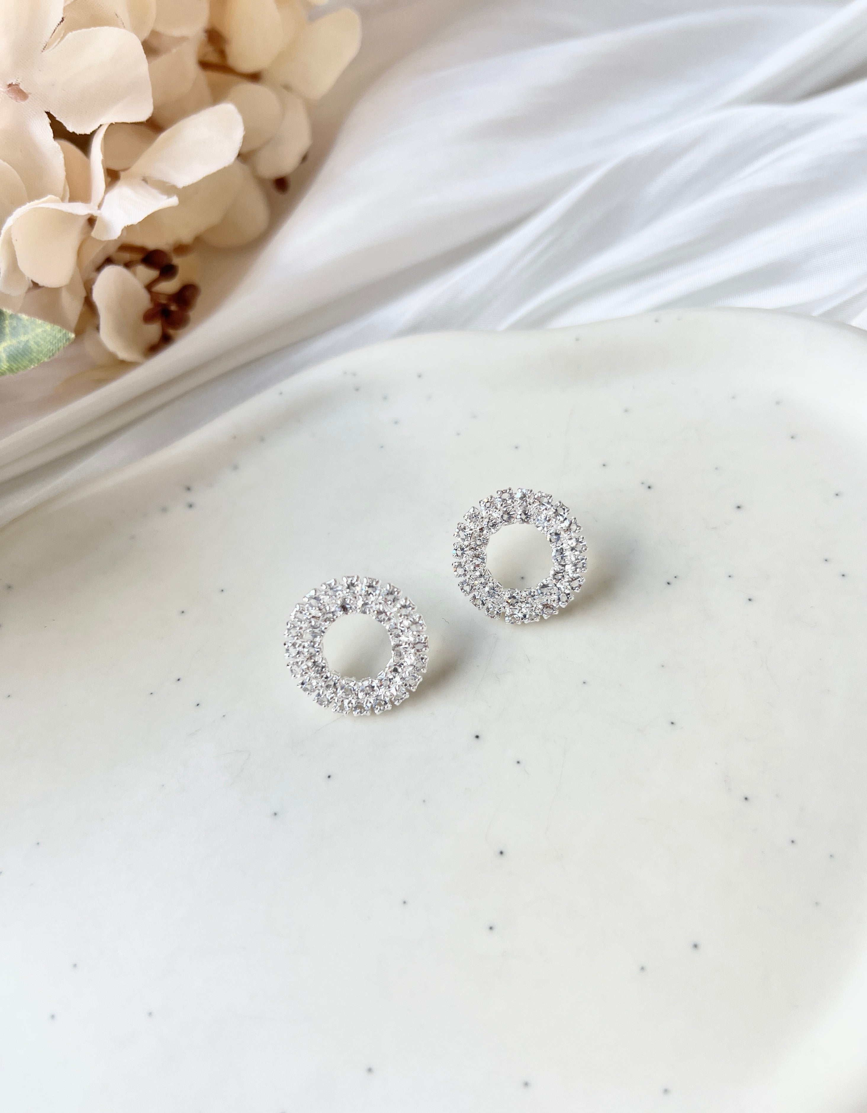 Feine Ohrstecker, silberne Brautohrringe, Silber, Rund, Strasssteine, hochwertiger Brautschmuck, elegante Ohrringe, glaenzender Schmuck, Hochzeitsschmuck, Runde Form, Geschenk fuer Sie, feiner Damenschmuck, Geburtstagsgeschenk, Standesamtlook, Weddinginspiration, Bridalinspo