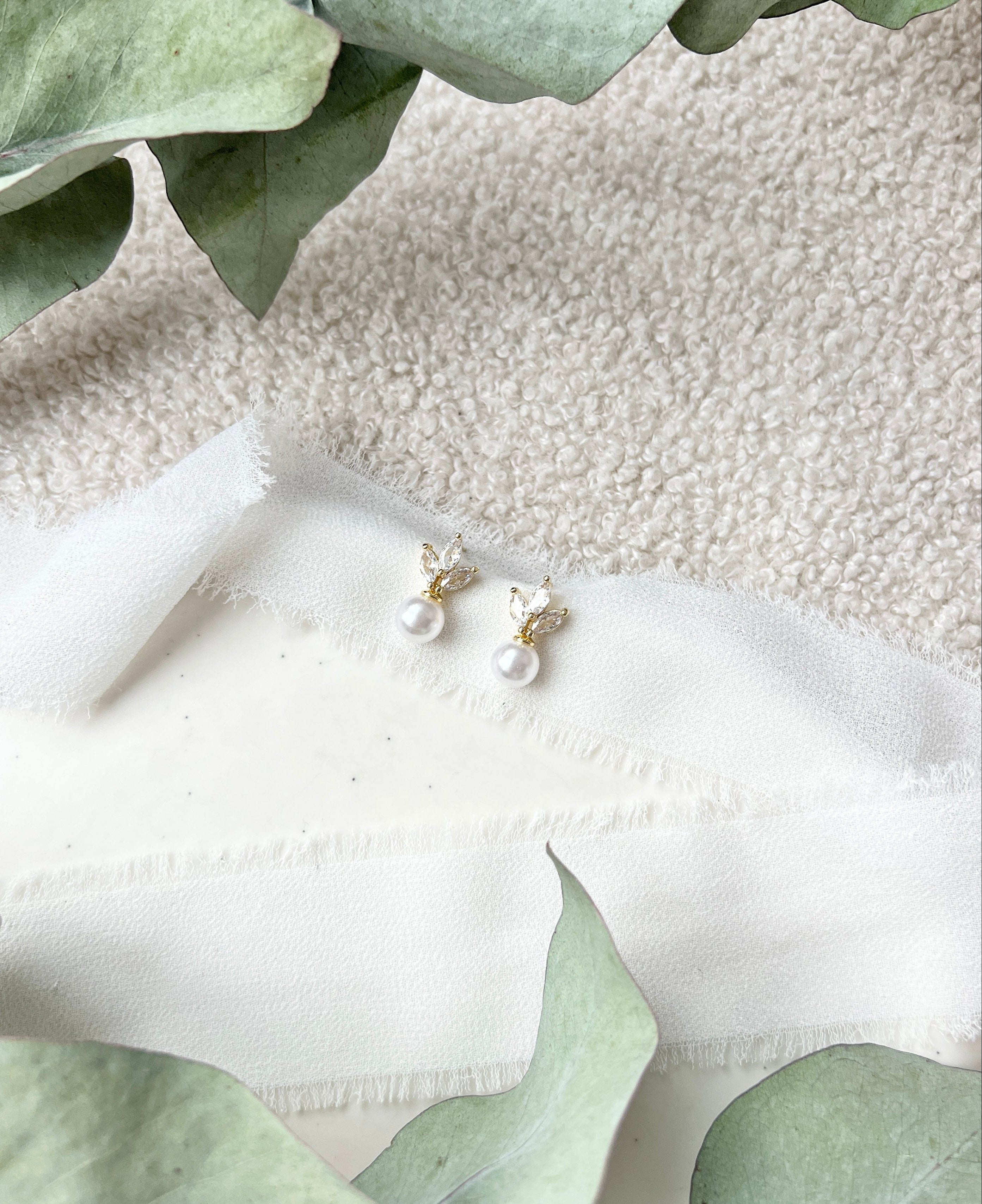Feine Ohrstecker, Perlenohrringe fuer die Braut, Gold, goldene Brautohrringe, eleganter Brautschmuck, Ohrringe, Perlenschmuck, Brautmode, Weddinginspiration, Bride to be, Hochzeit, hochwertiger Hochzeitsschmuck, Brautjungfer, Trauzeugin, Geschenk für Sie, Damenschmuck, Schmuck fuer Frauen, Valentinstag, Geburtstagsgeschenk