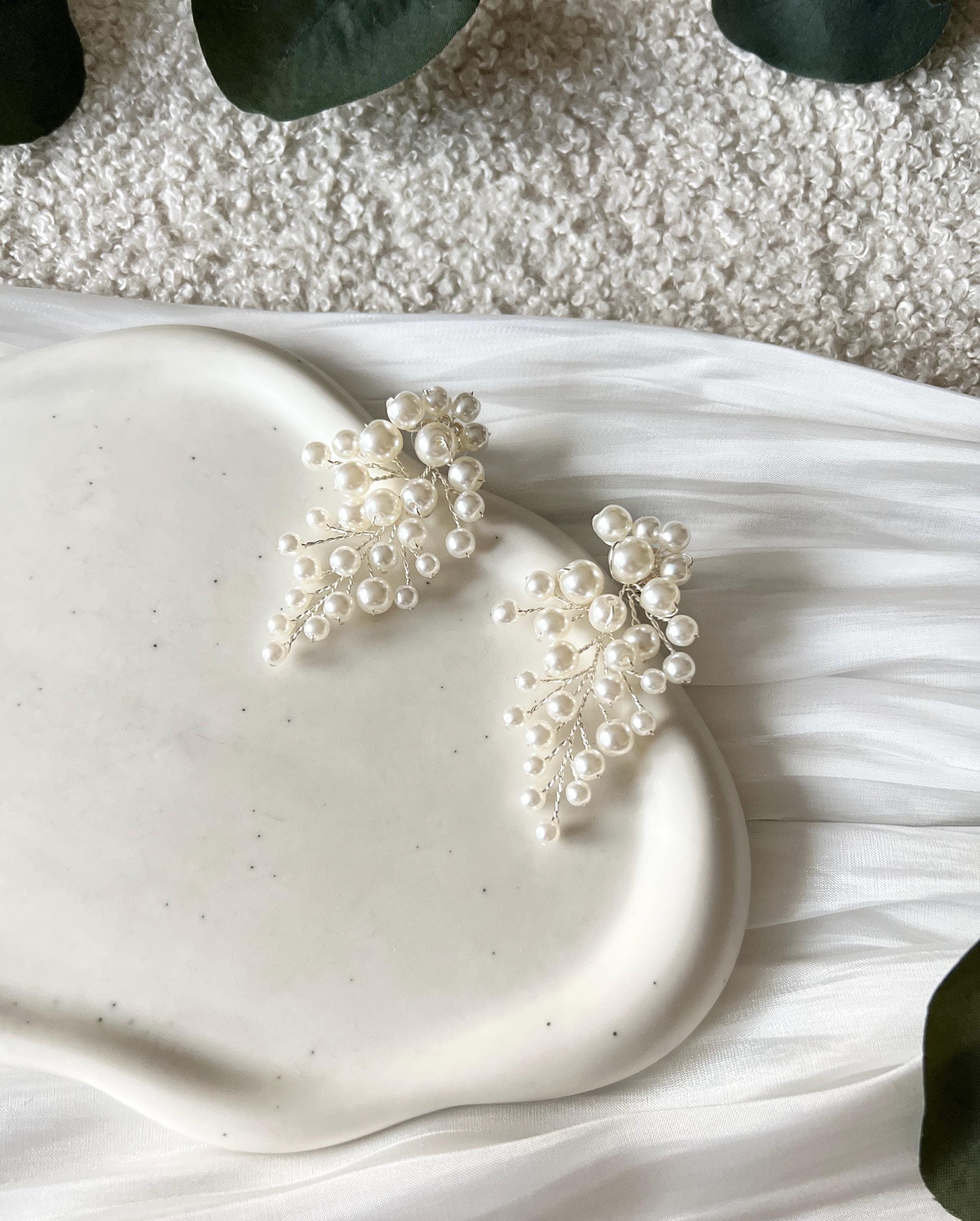 Elegante Perlenohrringe, weiße feine Perlen und silberner Juwelierdraht, Haengende Ohrringe mit Ohrstecker, moderner Brautschmuck, schicke Brautohrringe, Schmuck Hochzeit, Weddinginspiration