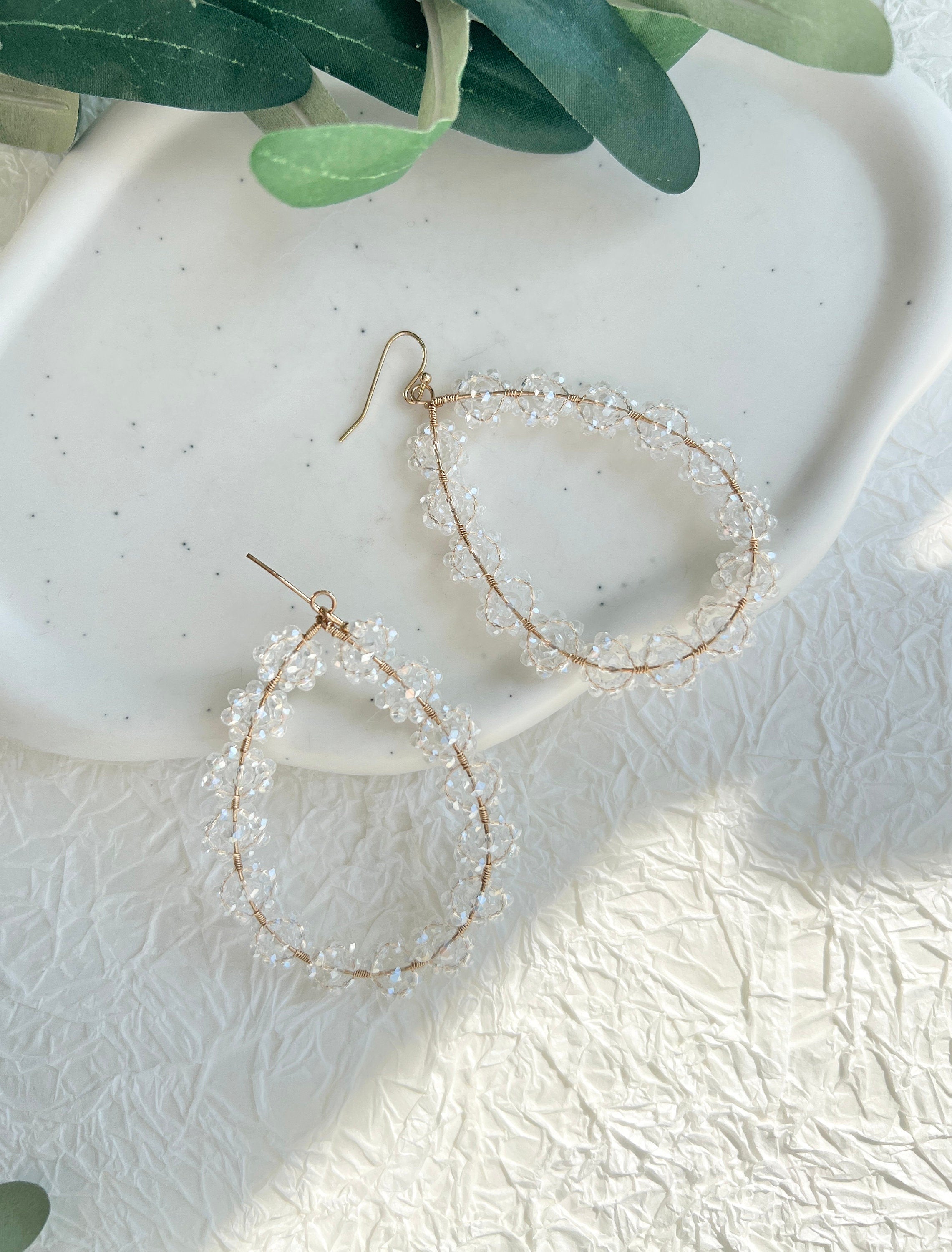 Feine goldene Ohrringe mit transparenten zarten Perlen, ovale Brautohrringe, hochwertiger Brautschmuck, Schmuck fuer die Hochzeit