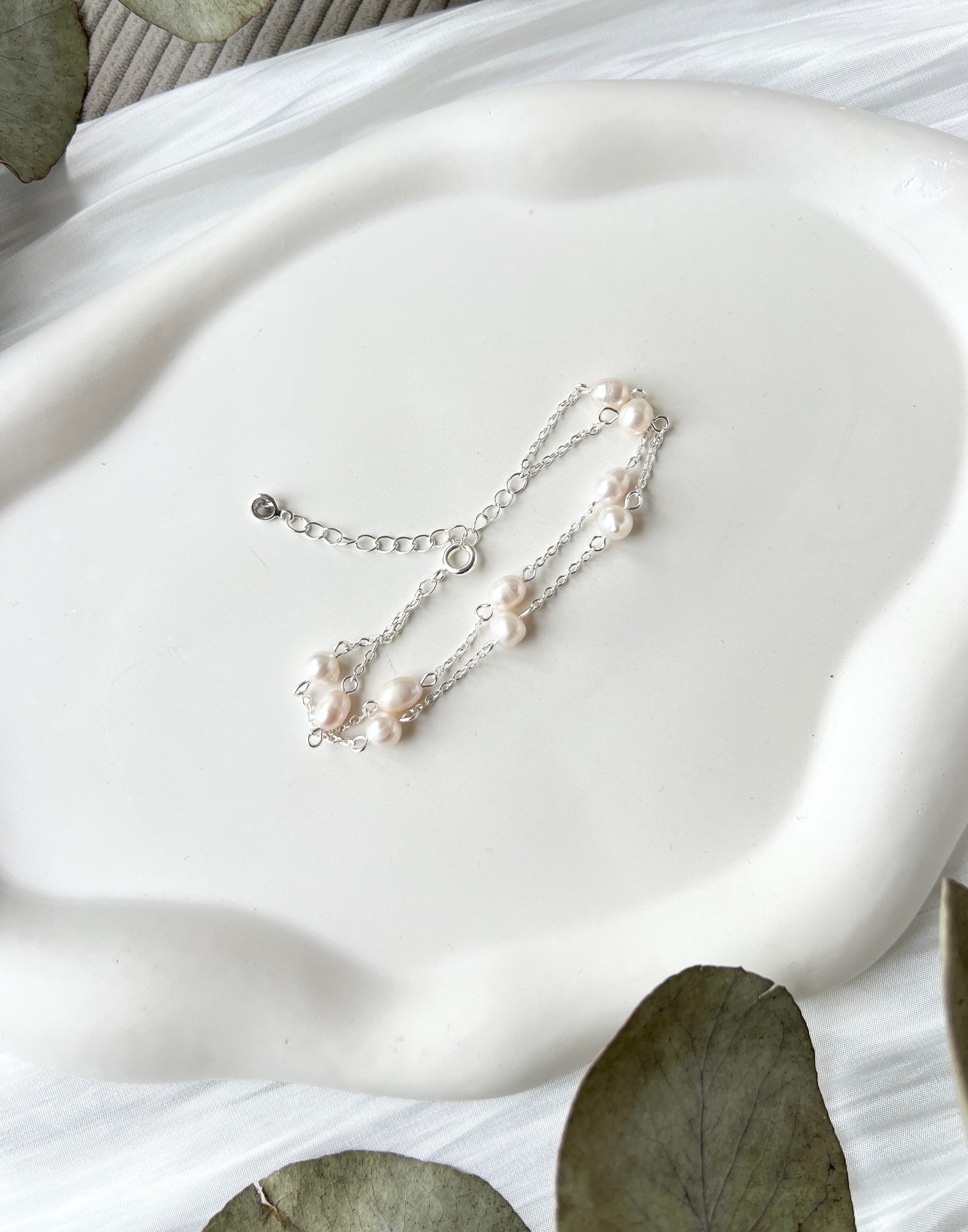 Armband, Silber, Brautschmuck, weiße Perlen, Perlenschmuck, Perlenarmband, feines Brautarmband, hochwertiger Schmuck, Hochzeit, Geschenk fuer Sie, Damenschmuck, Weihnachtsgeschenk Frauen, Armschmuck