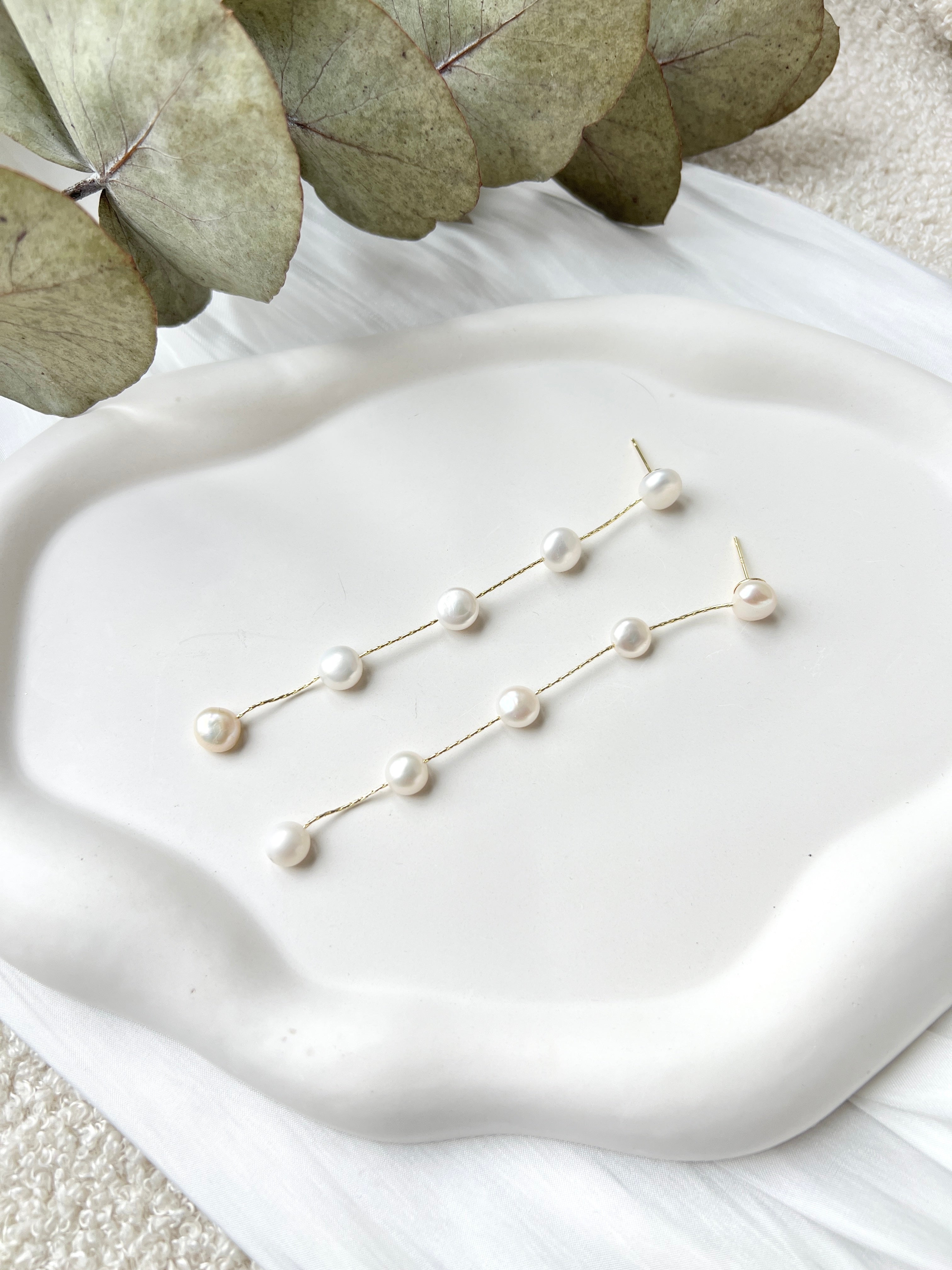 lange Perlenohrringe, Brautschmuck in Silber oder Gold, weiße Perlen, feine Brautohrringe, moderne Ohrringe Standesamt, Perlenschmuck, Schmuck Hochzeit, elegante Hängeohrringe