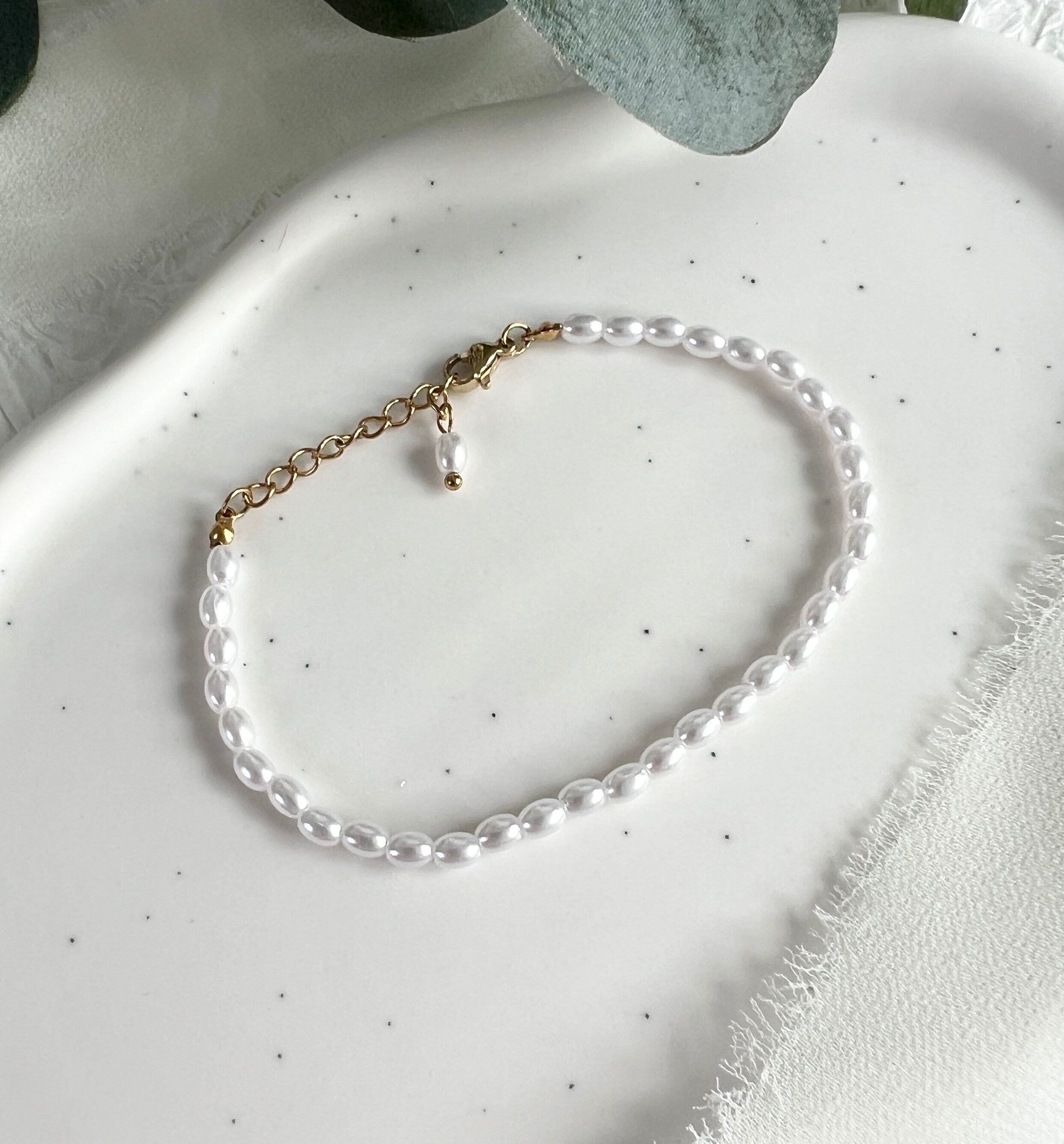 Perlenarmband mit weißen Perlen und goldenen Verschluss-Details, Perlenschmuck, elegantes Armband für die Braut, moderner Brautschmuck, Edelstahl, verstellbar, Geschenk fuer Sie, Weihnachtsgeschenk, Brautjungfer, Schmuckblüte