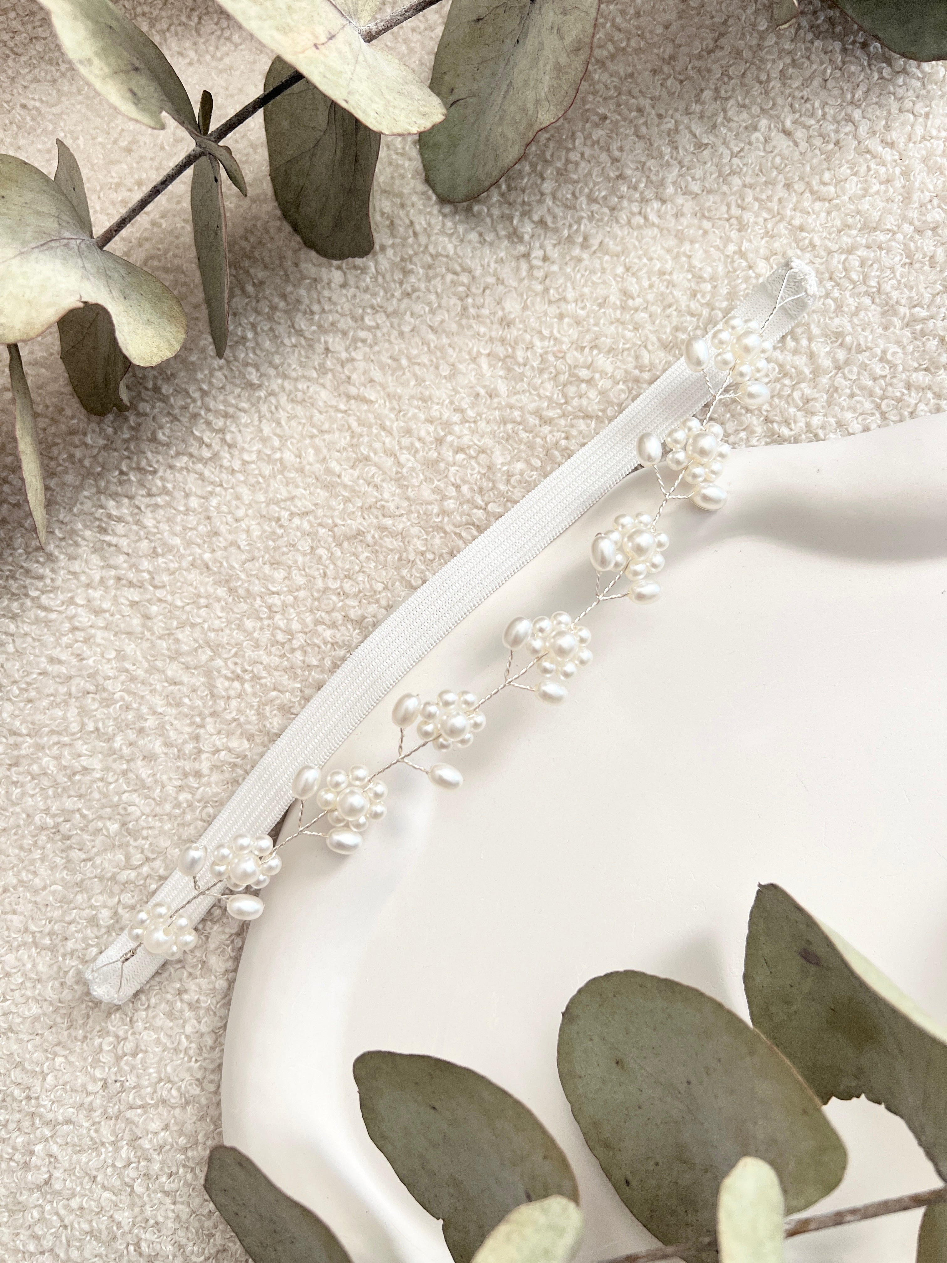 Strumpfband, weiß mit Perlen, Blumen, Brautschmuck, Brautzubehör, Hochzeit Zubehoer, Brautstrumpfband, Schmuck fuer die Braut, Perlenschmuck, feiner Beinschmuck, Hochzeitstradition, Schmuckblüte, Perlenschmuck, Hochzeitsschmuck, dehnbar, Einheitsgröße_Weddinginspiration