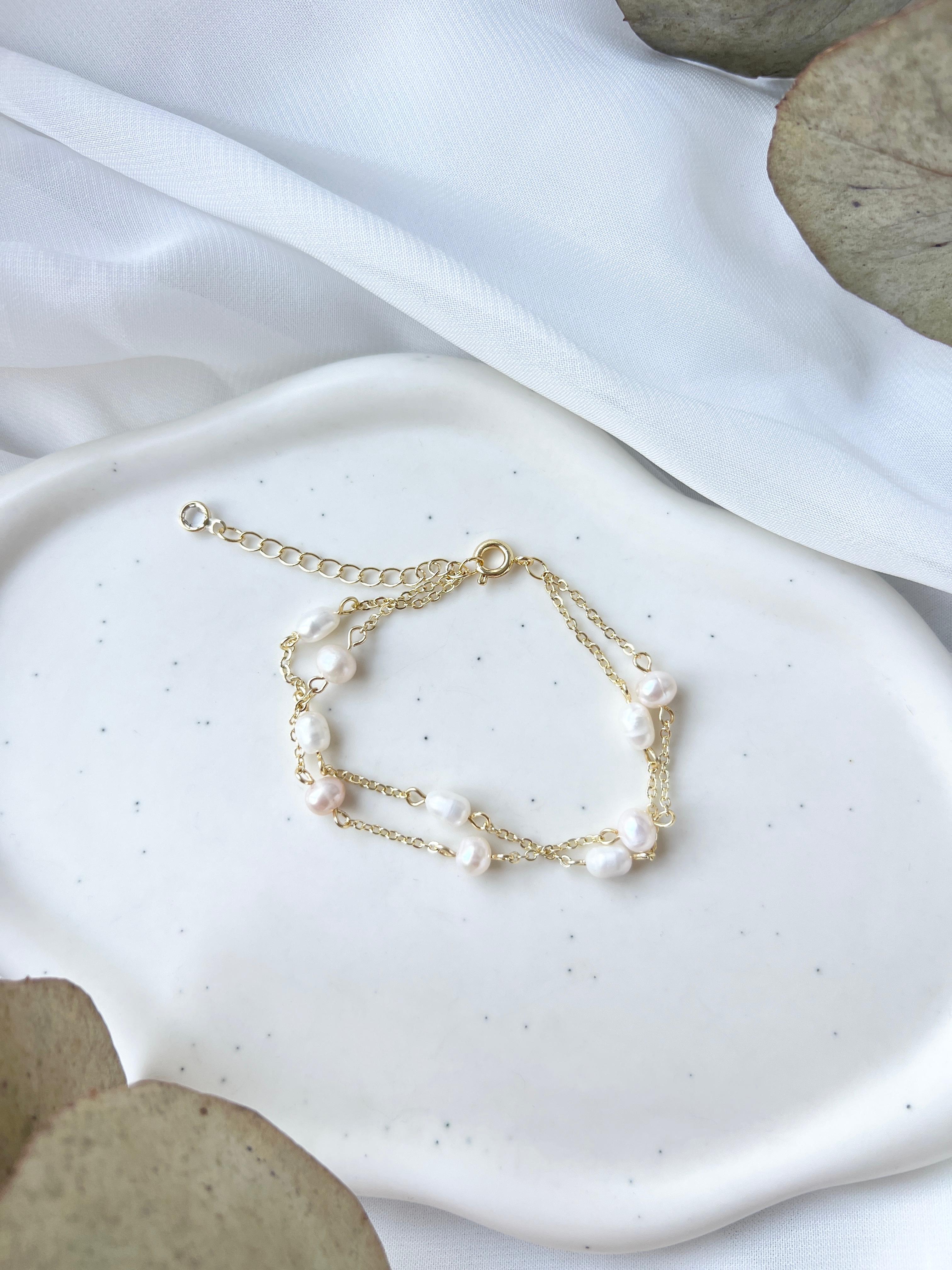 Feiner Brautschmuck, goldenes Armband mit weissen Perlen, Perlenschmuck, Perlenarmband, eleganter Brautschmuck, Geschenk fuer Sie, Geschenk Frauen, Damenschmuck
