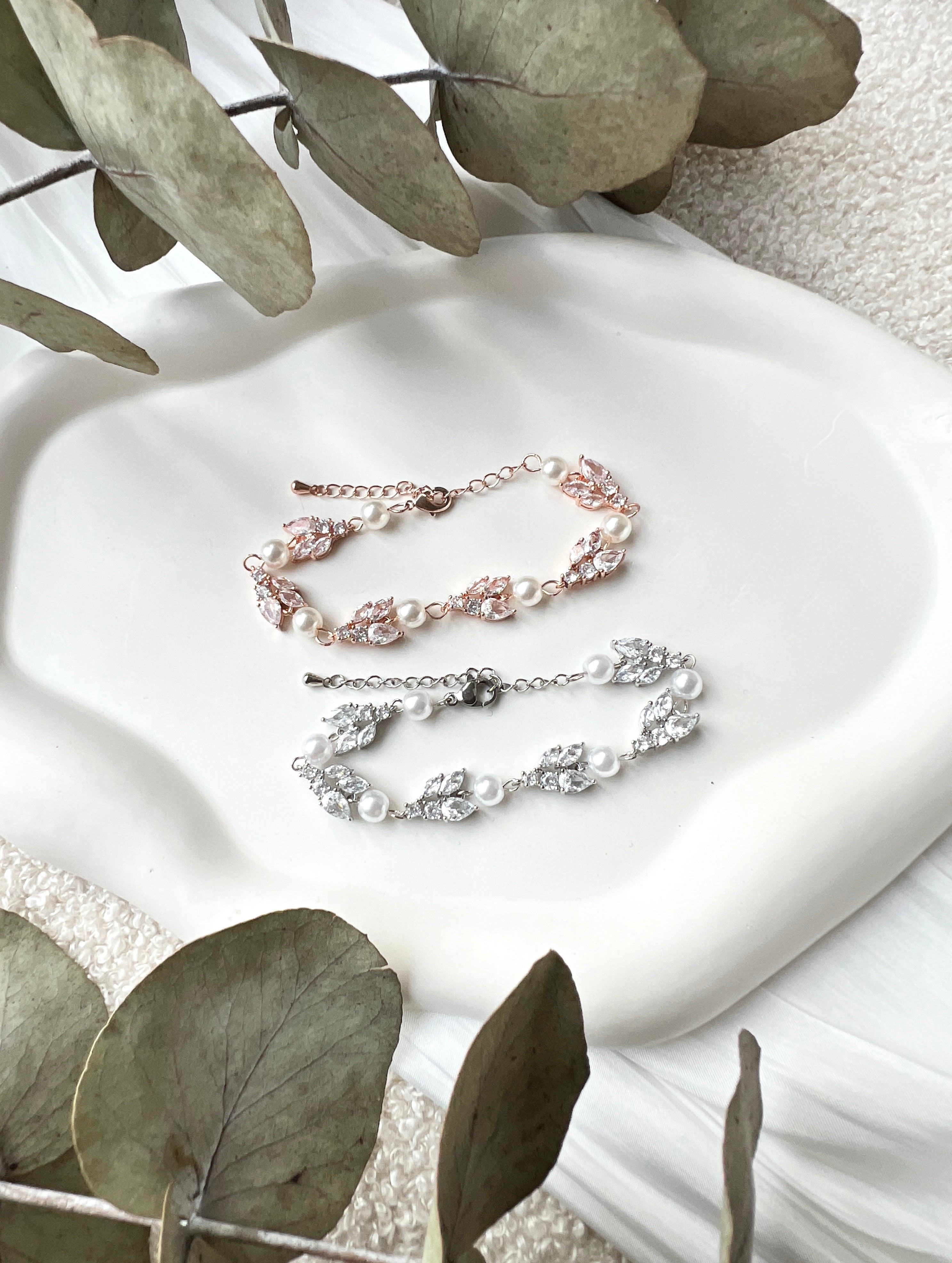 Armband mit funkelnden Steinen aus Glass und weißen Perlen, Silber oder Roségold, feiner Brautschmuck, elegantes Brautarmband, Schmuck fuer Sie, Geschenk Frauen, Hochzeit, glaenzender Armschmuck, Brautjungfer, Weihnachtsgeschenk, Perlenarmband, Perlenschmuck, Damenschmuck