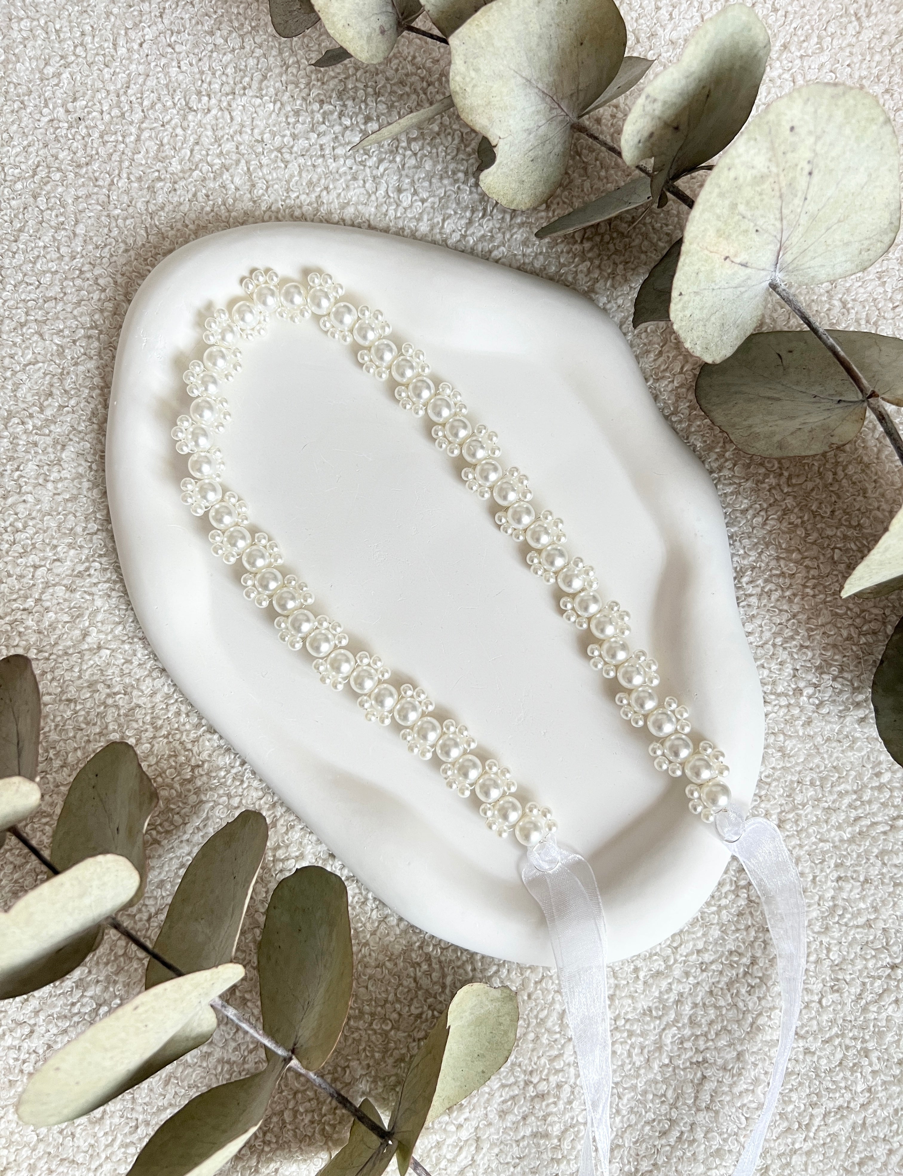 Brautgürtel mit feinen weißen Perlen, Perlenguertel, Einheitsgröße, Onesize, Brautschmuck, Brautzubehör, Perlenschmuck fuer die Braut, Standesamtlook, weddinginspiration, Bridalinspo, Wedding Inspiration, Bridaljewelry