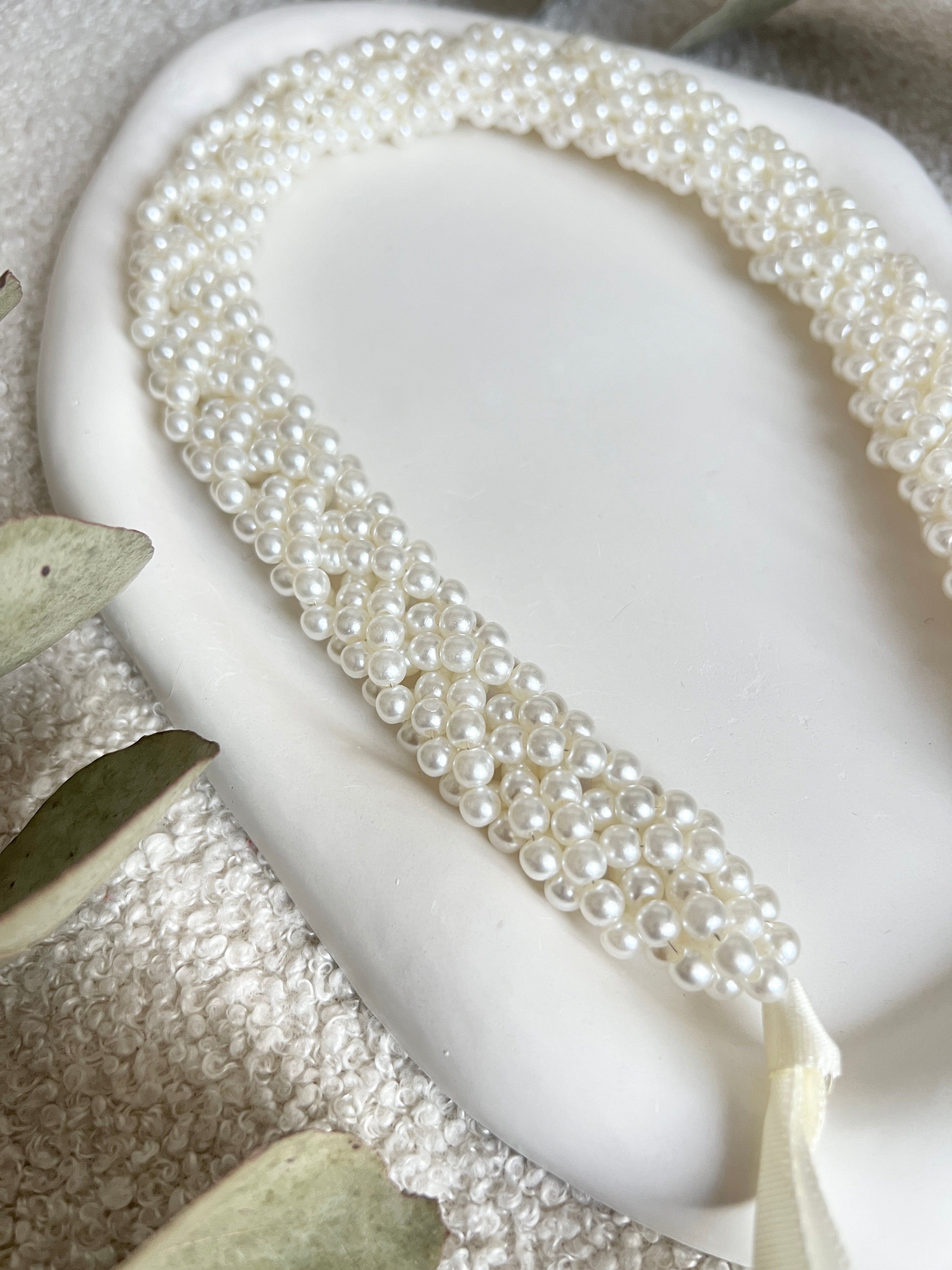 Brautgürtel mit feinen weißen Perlen, Perlenguertel, Einheitsgröße, Onesize, Brautschmuck, Brautzubehör, Perlenschmuck fuer die Braut, Standesamtlook, weddinginspiration, Bridalinspo, Wedding Inspiration, Bridaljewelry