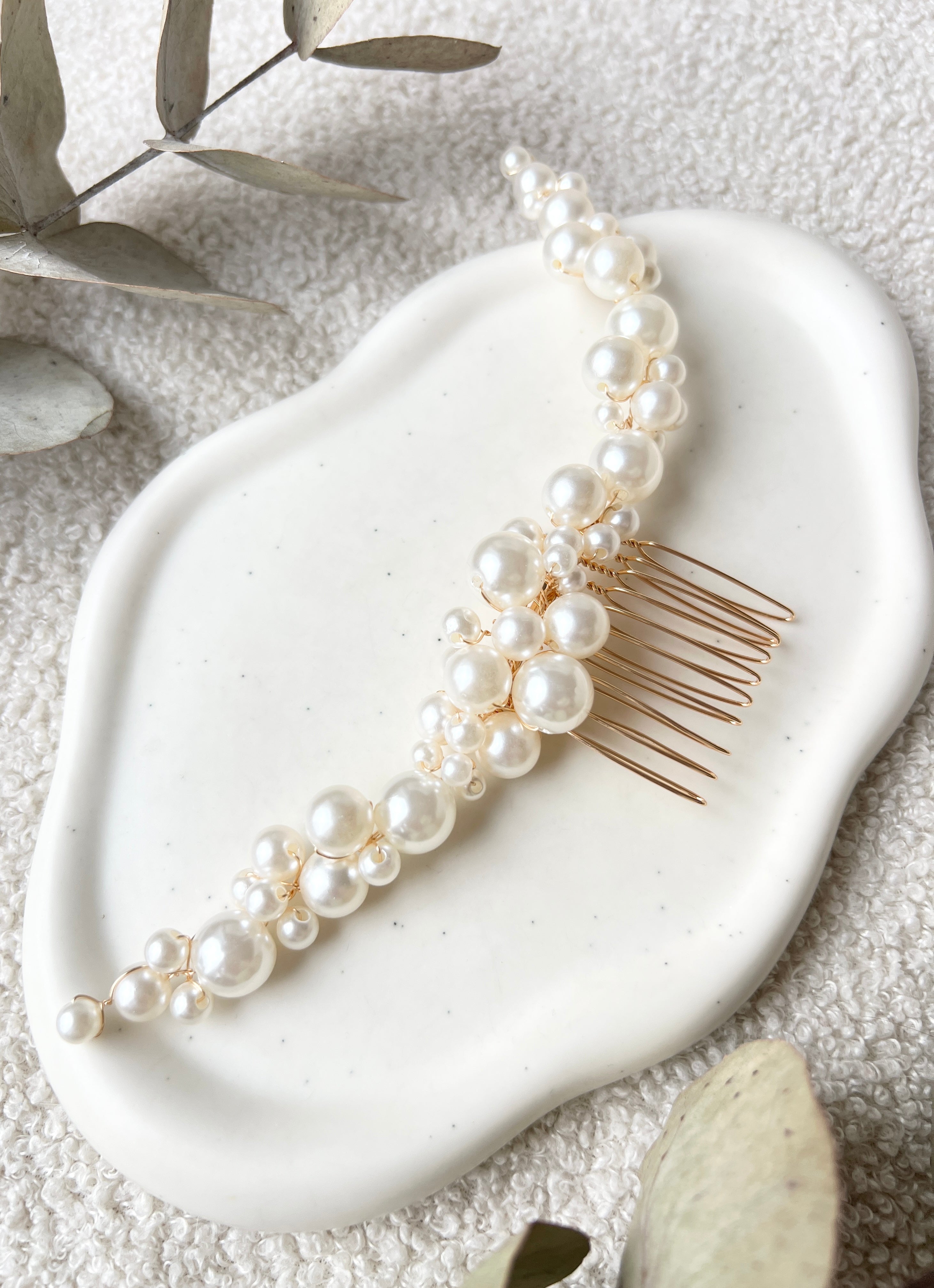Perlenschmuck, Haarschmuck, weiße Perlen, goldener Juwelierdraht, Brautschmuck, Haarkamm, Brauthaarschmuck, Standesamt, Schmuck, Hochzeit