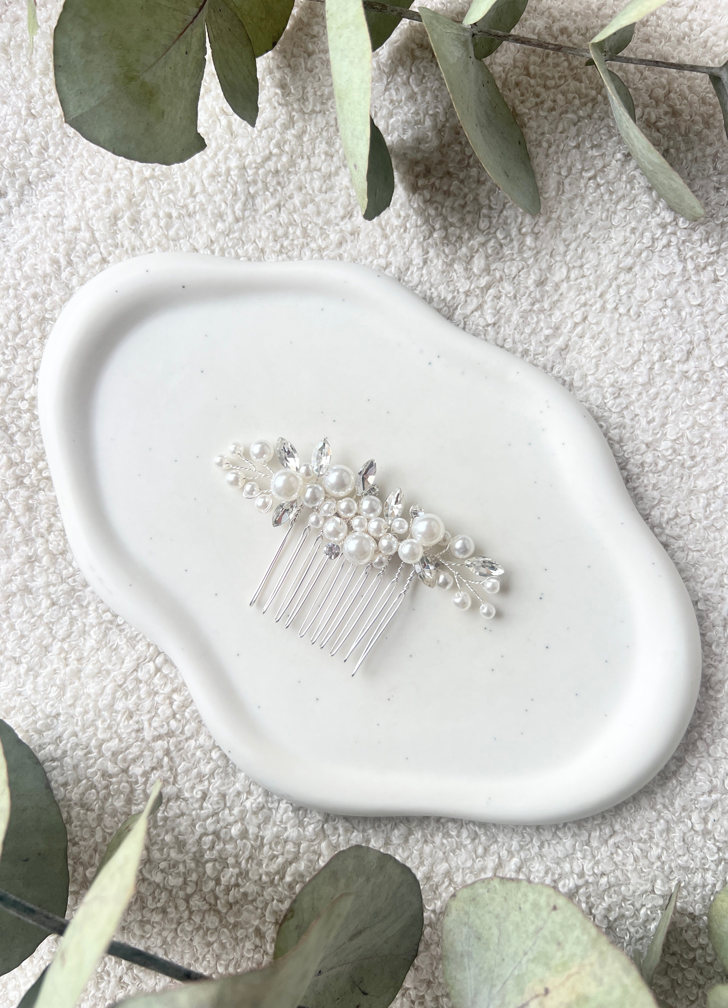 Eleganter Haarschmuck fuer die Braut_Silber_Perlen_Perlenschmuck_feiner Brautschmuck_Brautfrisur_Hochzeit_Weddinginspo