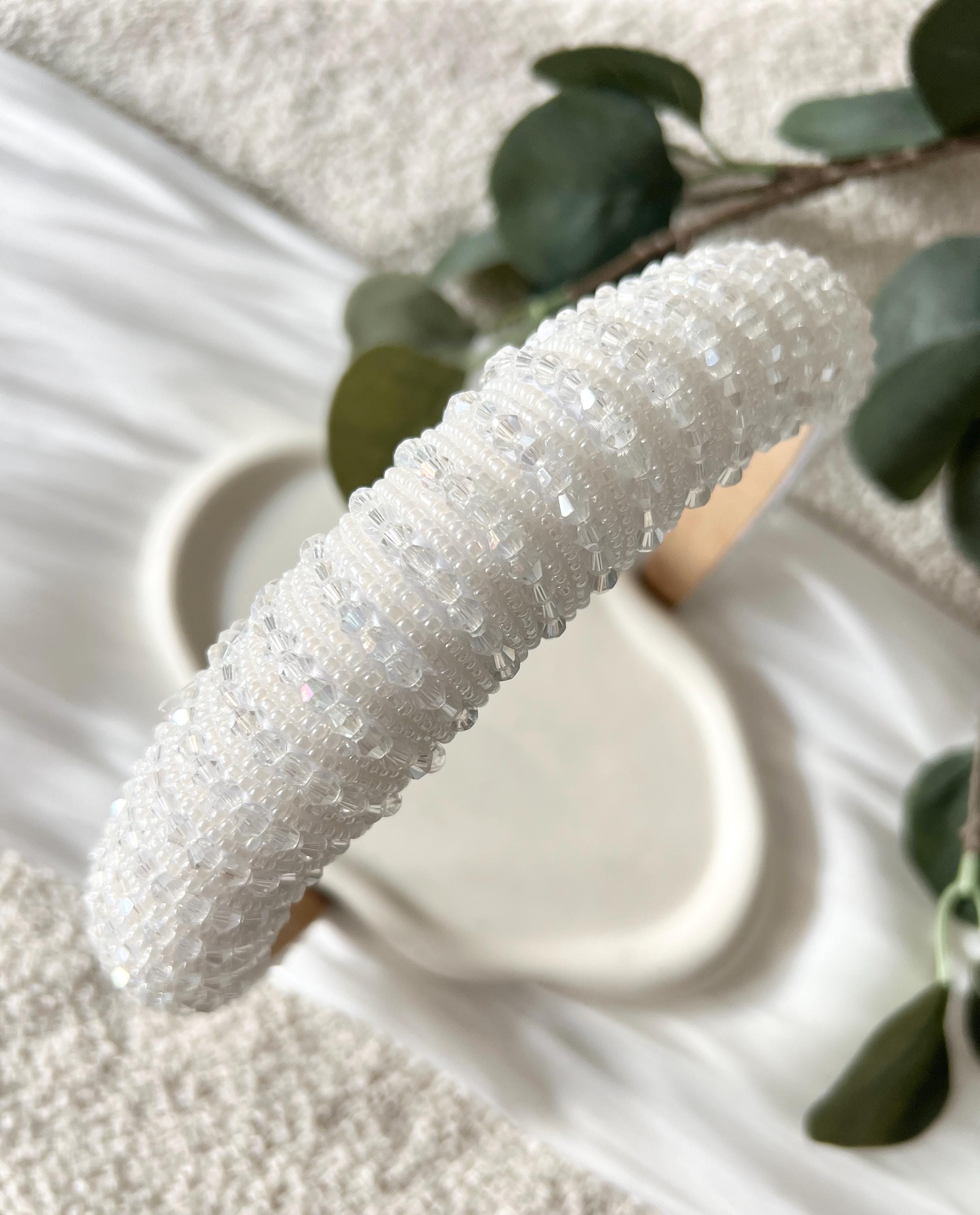 Eleganter breiter Perlenhaarreif, Haarreif mit feinen zarten Perlen, weiße und transparente Perlen, glänzender Brauthaarschmuck, Haarschmuck für die Hochzeit, Standesamt, moderner Perlenschmuck, Brautfrisur, Schmuck, Braut