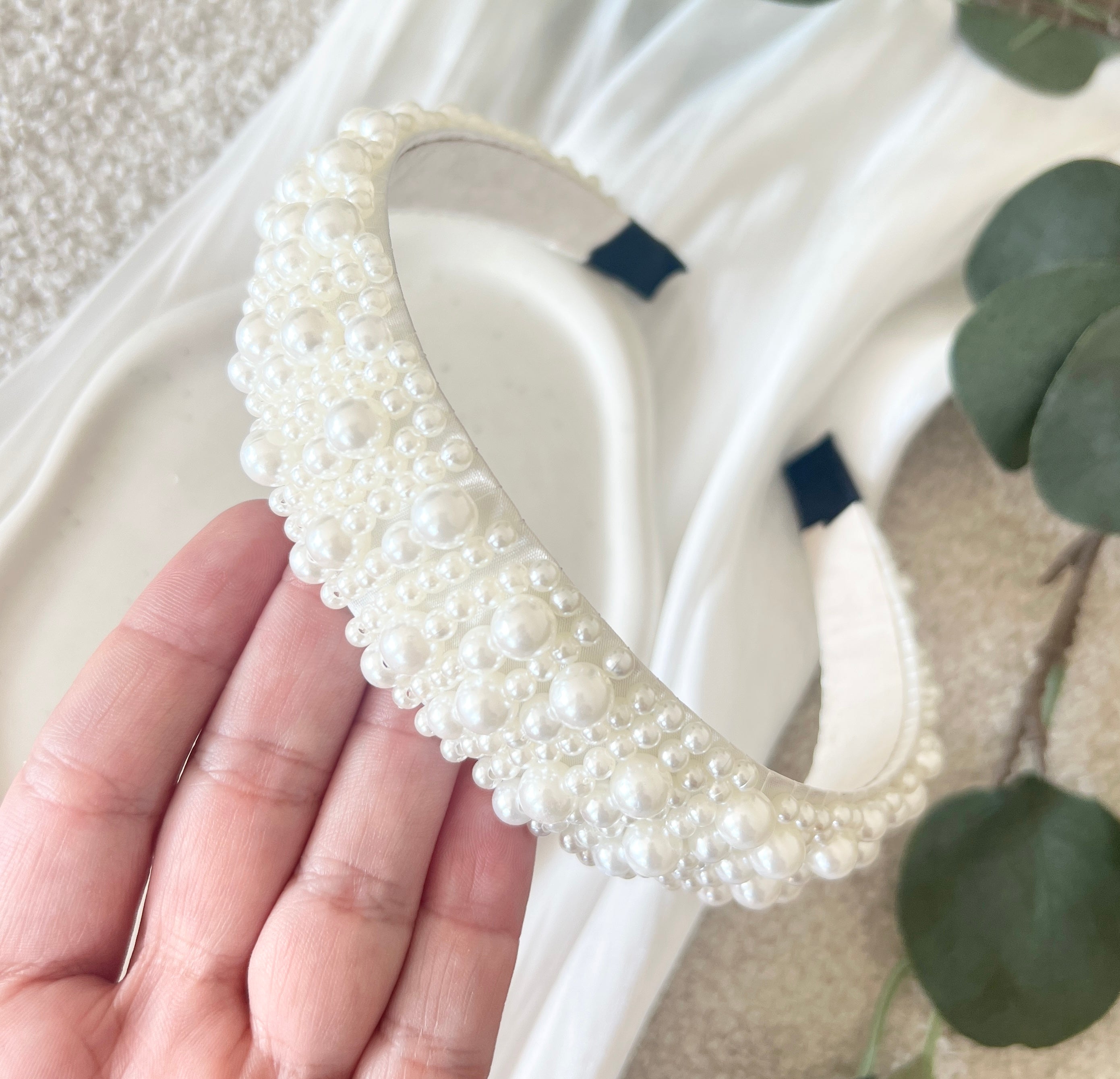 Brauthaarreif, Perlen, Weiß, Haarreif mit weißen Perlen, Perlenschmuck, Brautschmuck, Brauthaarschmuck für das Standesamt, modern, Hochzeit, Schmuckbluete