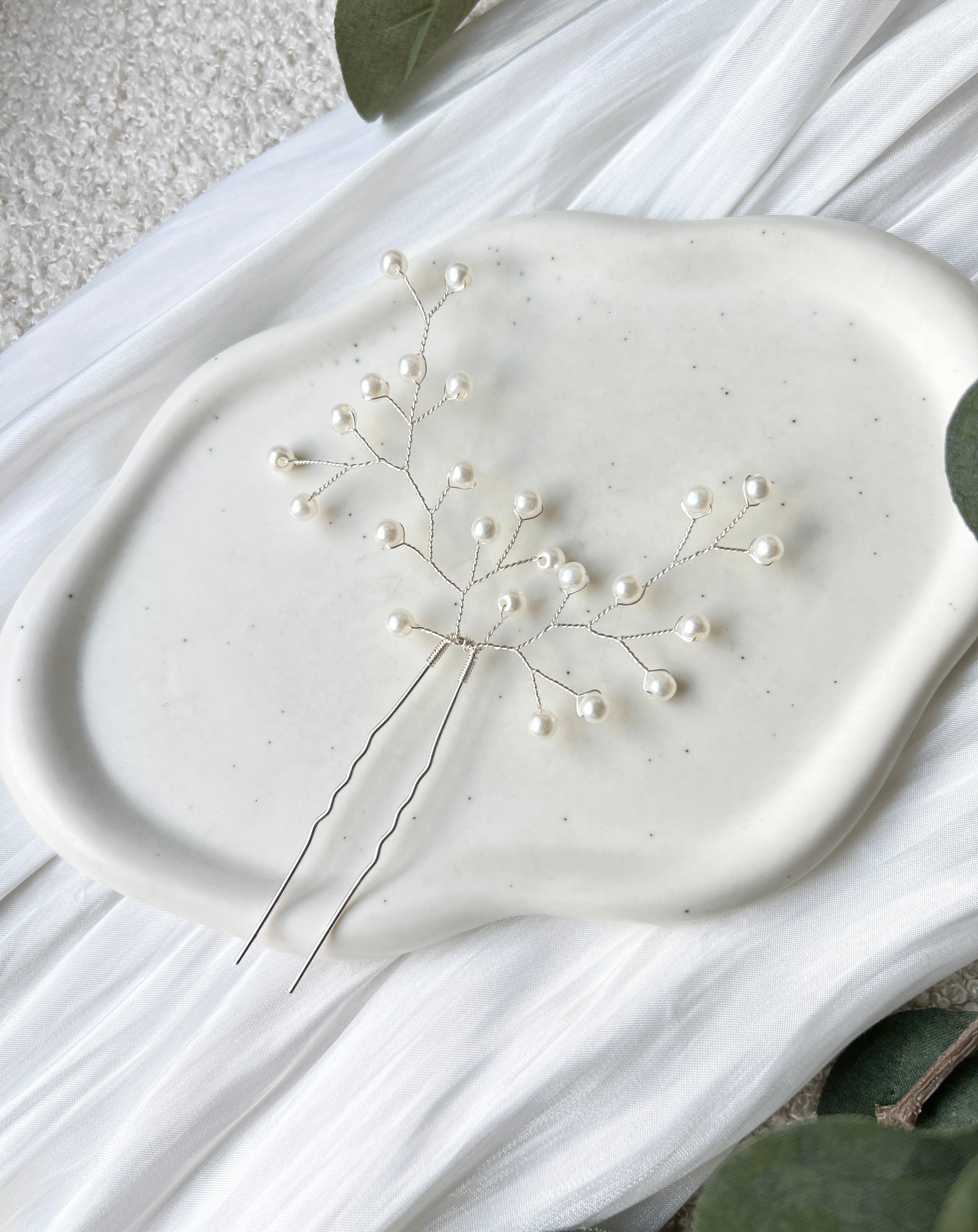 Feine Haarnadeln, feiner silberner Schmuck, Haarschmuck fuer die Brautfrisur, weisser Brauthaarschmuck, zarte Perlen, eleganter Brautschmuck, moderner Perlenschmuck, hochwertiger Perlenhaarschmuck, edler Hochzeitsschmuck, Brautfrisur, Schmuck Hochzeit, Weddinginspiration