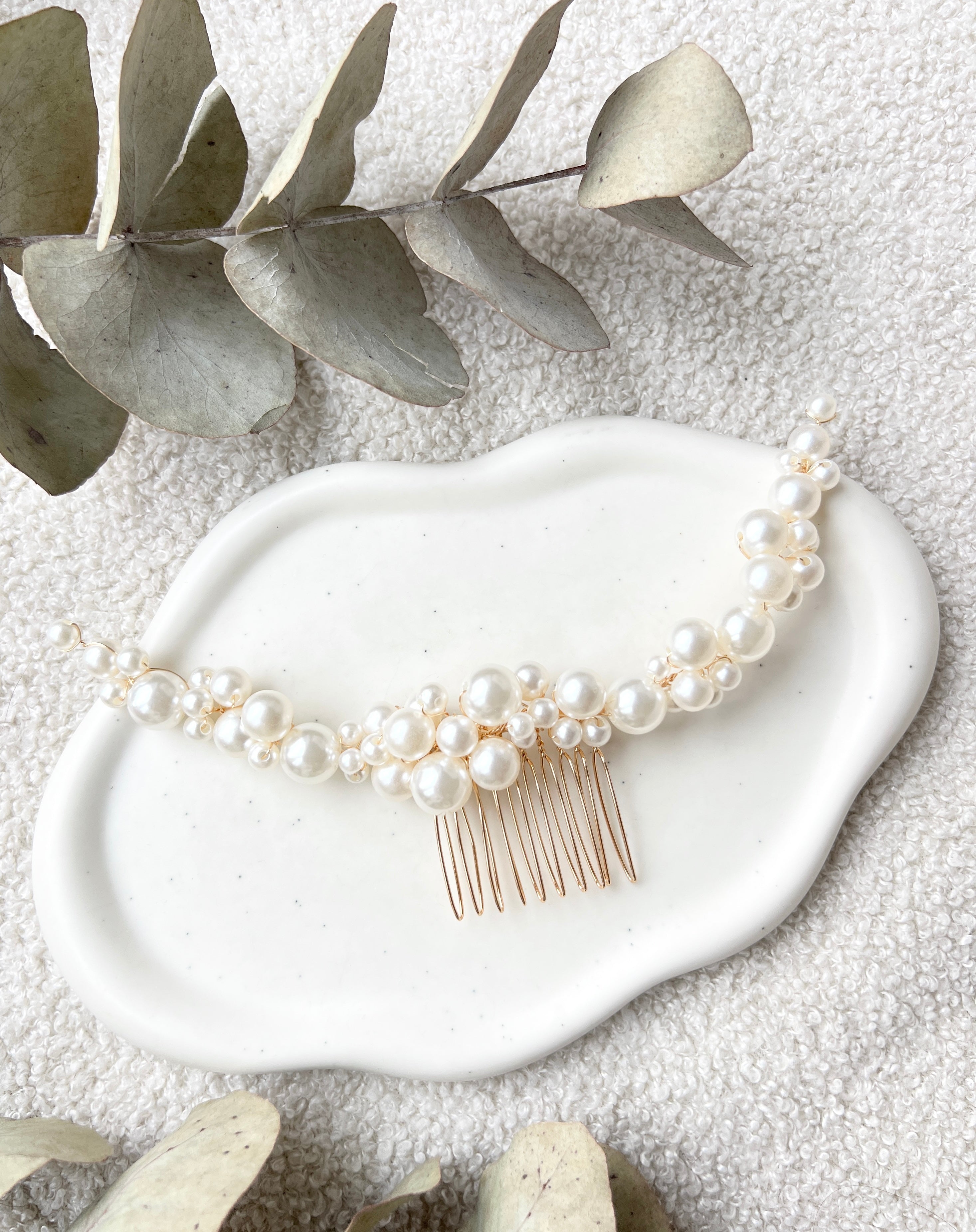 Perlenschmuck, Haarschmuck, weiße Perlen, goldener Juwelierdraht, Brautschmuck, Haarkamm, Brauthaarschmuck, Standesamt, Schmuck, Hochzeit