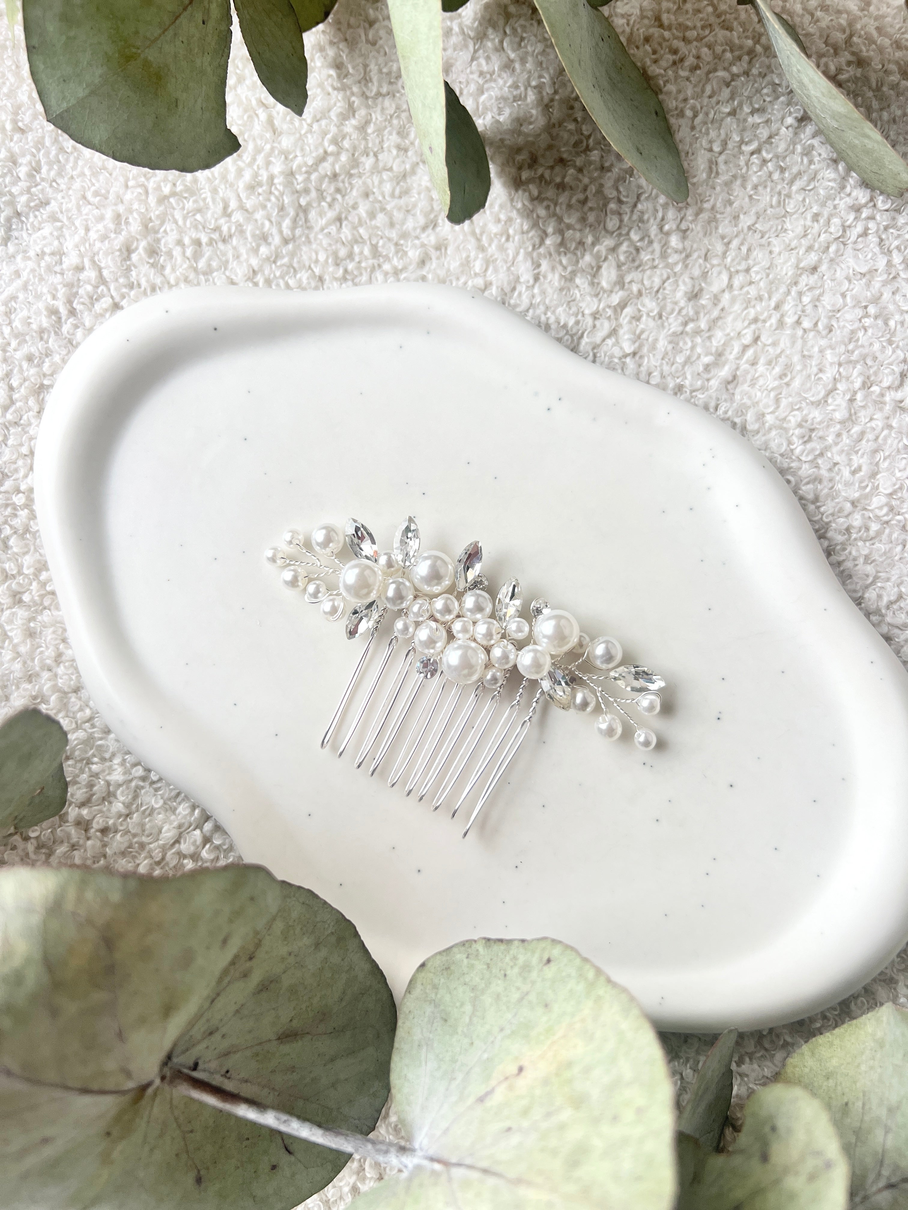 Feiner silberner Brauthaarschmuck eleganter Haarkamm, Brautschmuck mit glaenzenden Strasssteinen, Brautfrisur, Schmuck fuer die Hochzeit, Haarschmuck