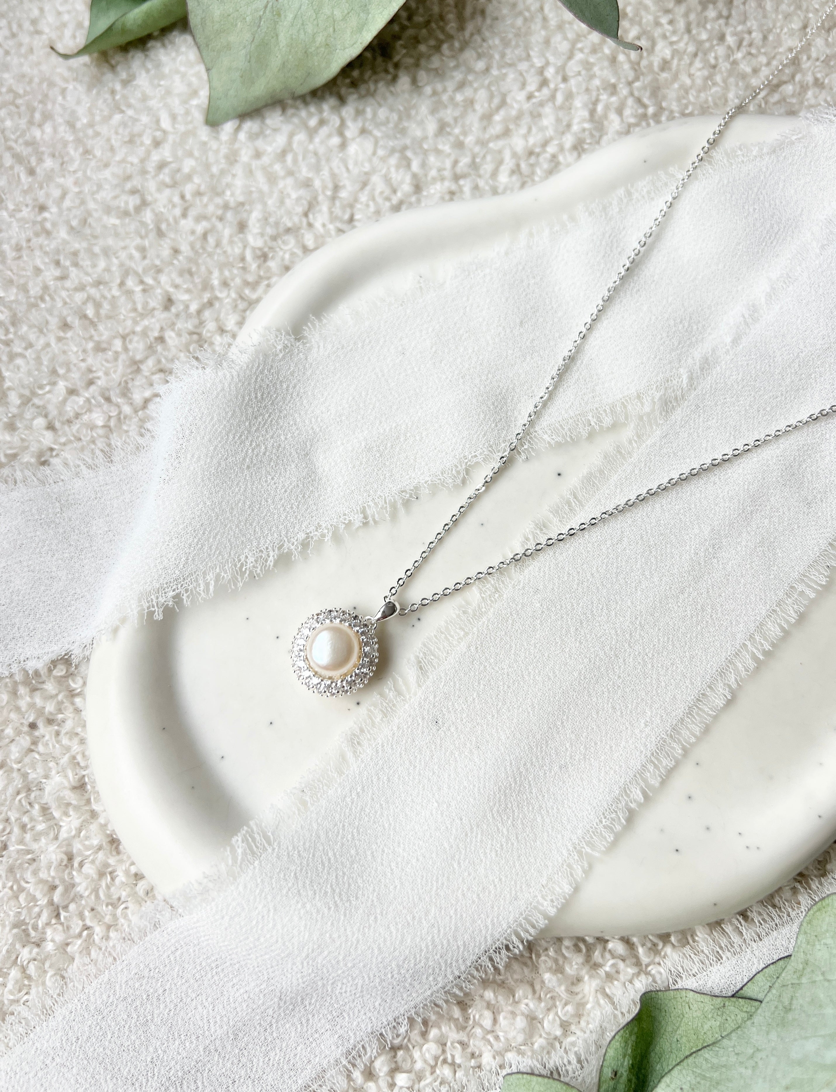 Silberne Halskette mit feinem Perlenanhänger, Perlenkette, hochwertige Perlenhalskette, Silber, Brauthalskette, eleganter Brautschmuck, Hochzeitsschmuck, Hochzeit, Trauzeugin, Brautmutter, Brautjungfer, Geschenk fuer Sie, Frauen, Frauenschmuck, Geburtstagsgeschenk, Damenschmuck, Valentinstag, Valentinstagsgeschenk