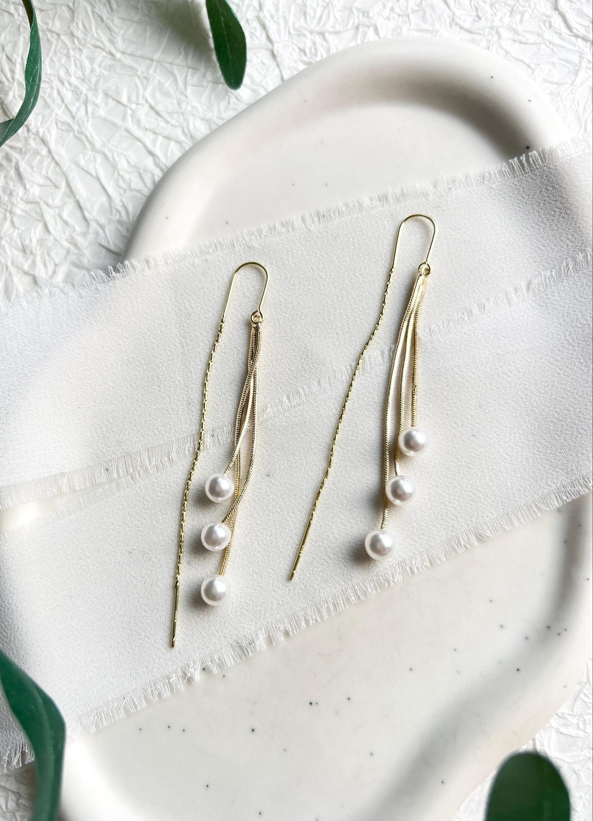 Brautohrringe mit feinen weißen Perlen, goldene Ohrringe, Perlenschmuck, Ohrschmuck zum einfädeln, hochwertige Hängeohrringe für die Braut, moderner Brautschmuck, elegante Ohrringe für die Brautjungfern, Schmuck Standesamt, Geschenk für Sie, Perlenohrringe Weihnachtsgeschenk, Damenschmuck, edele Damenohrringe