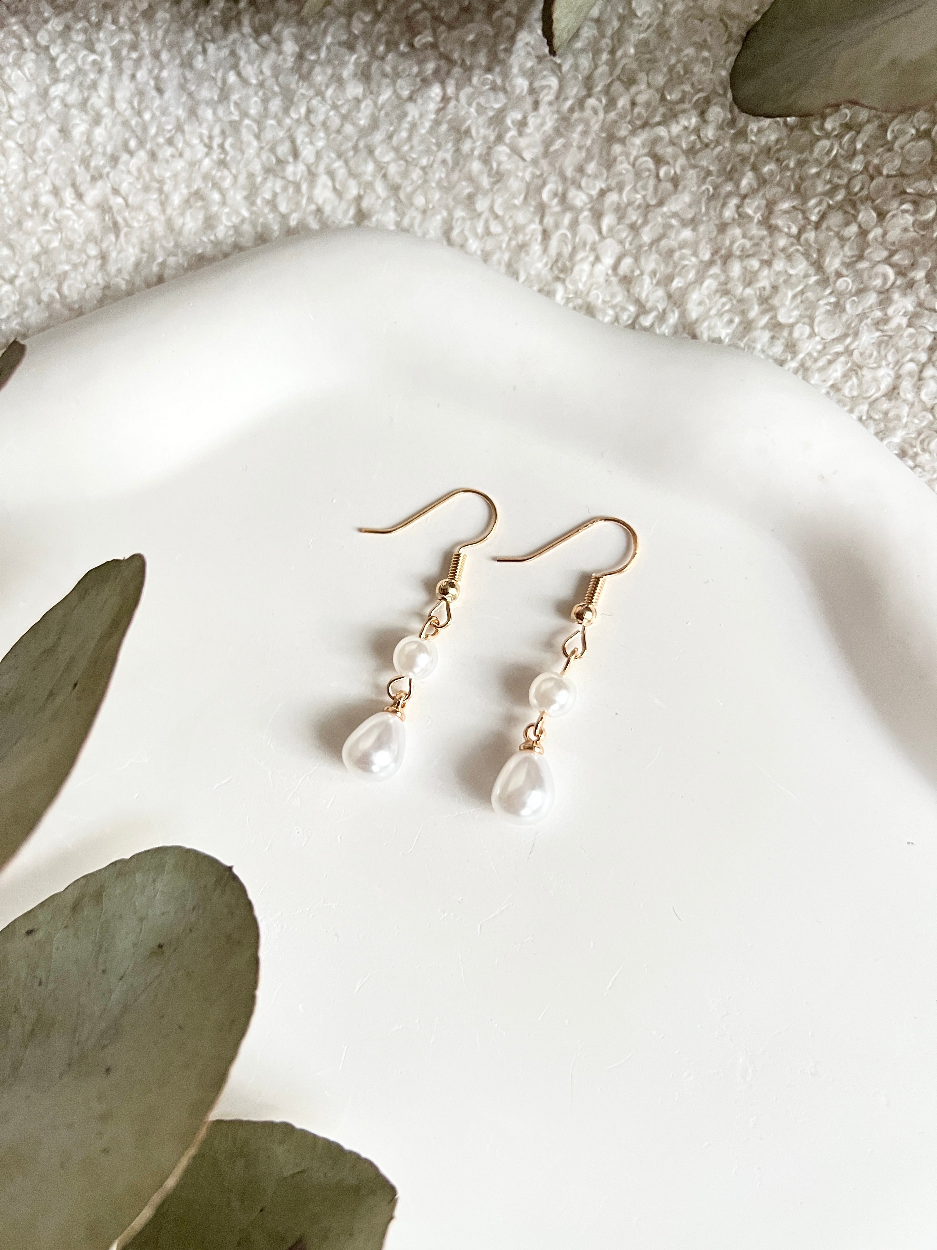 Brautohrringe, weiße Perlen und goldene Details, Ohrringe für die Braut, feiner Brautschmuck, elegante Hängeohrringe, Weihnachtsgeschenk, Geschenk für Sie, Perlenschmuck, Schmuck Hochzeit, Perlenohrringe