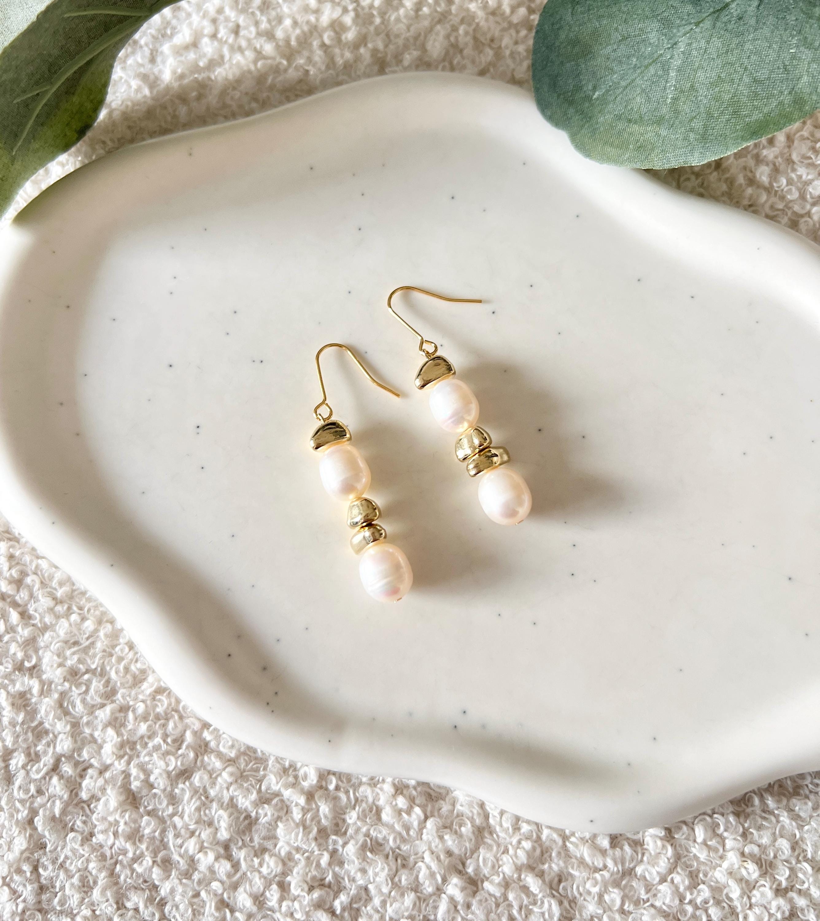 Perlenohrringe, weisse Perlen und goldene Details, Damenohrringe, moderner Alltagsschmuck, Ohrringe fuer den Alltag, feiner Perlenschmuck, Haengeohrringe, Frauenschmuck, Geschenk fuer Sie, Geburtstagsgeschenk, Brautschmuck