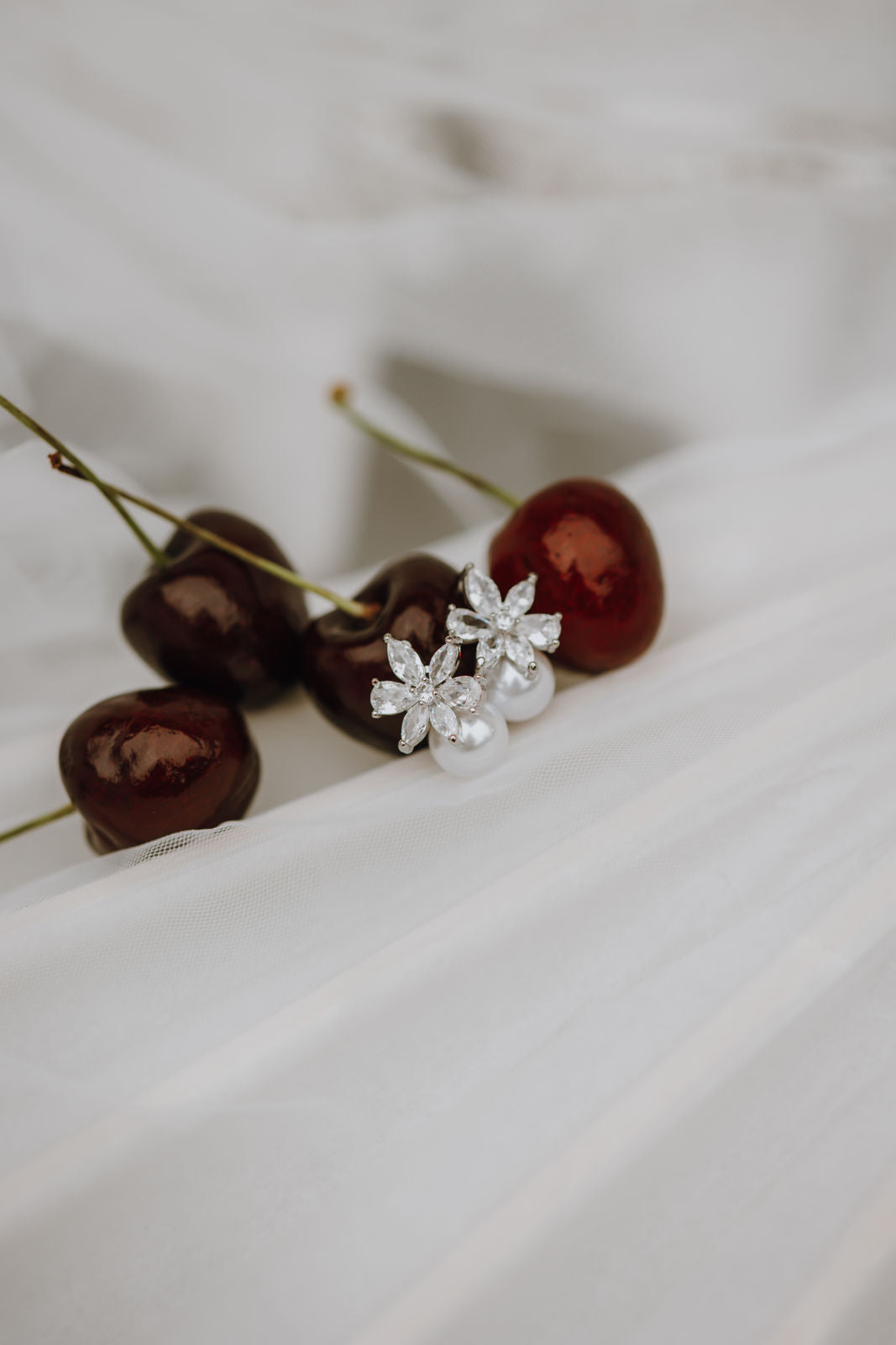 Perlenohrringe, Ohrstecker mit weißen Perlen, Silber, Blumen, Cubic Zirkonia Steine, funkelnde Ohrringe, Brautohrringe, Perlenschmuck, Braut, Brautschmuck, Hochzeit, Schmuck