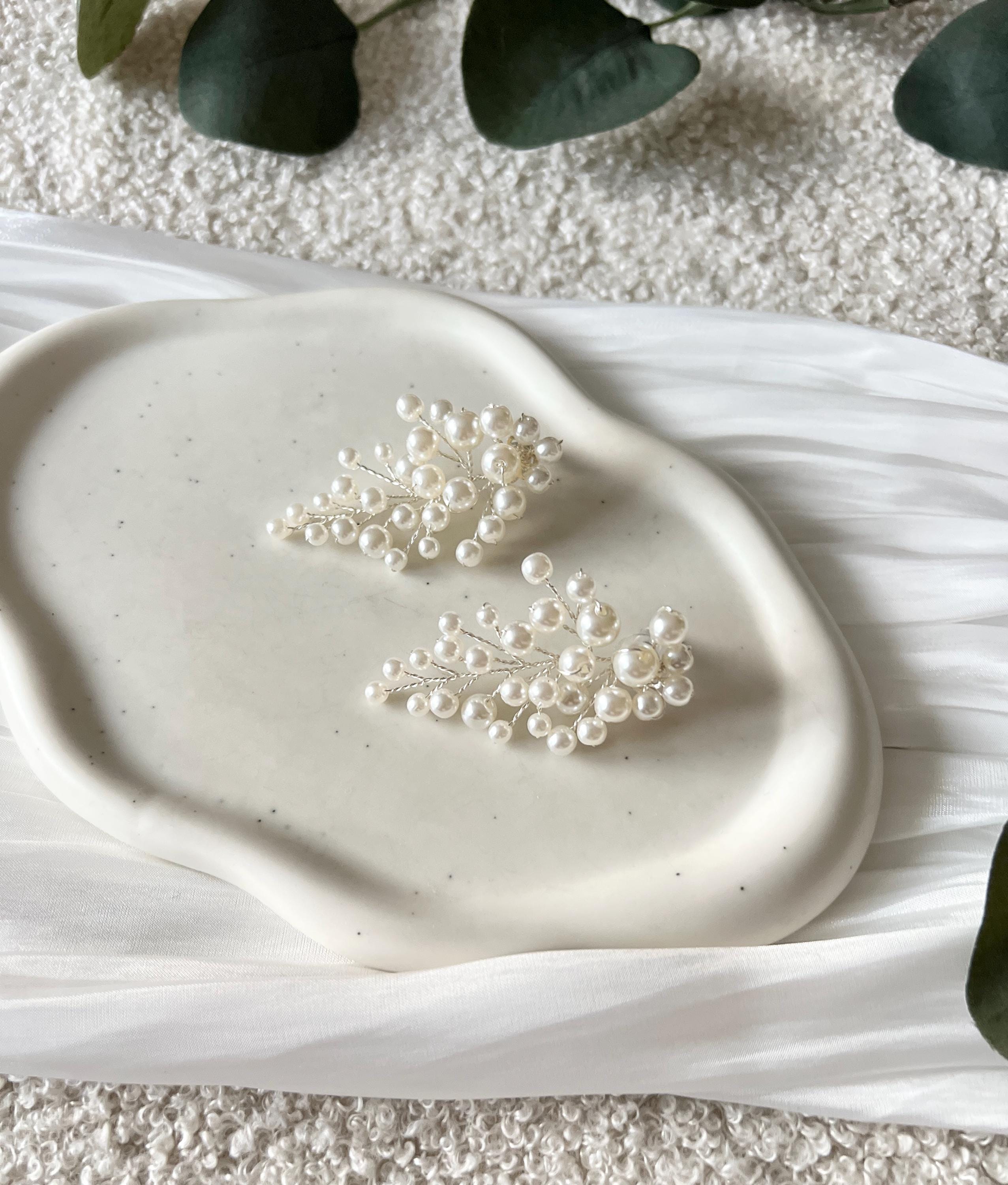 Elegante Perlenohrringe, weiße feine Perlen und silberner Juwelierdraht, Haengende Ohrringe mit Ohrstecker, moderner Brautschmuck, schicke Brautohrringe, Schmuck Hochzeit, Weddinginspiration