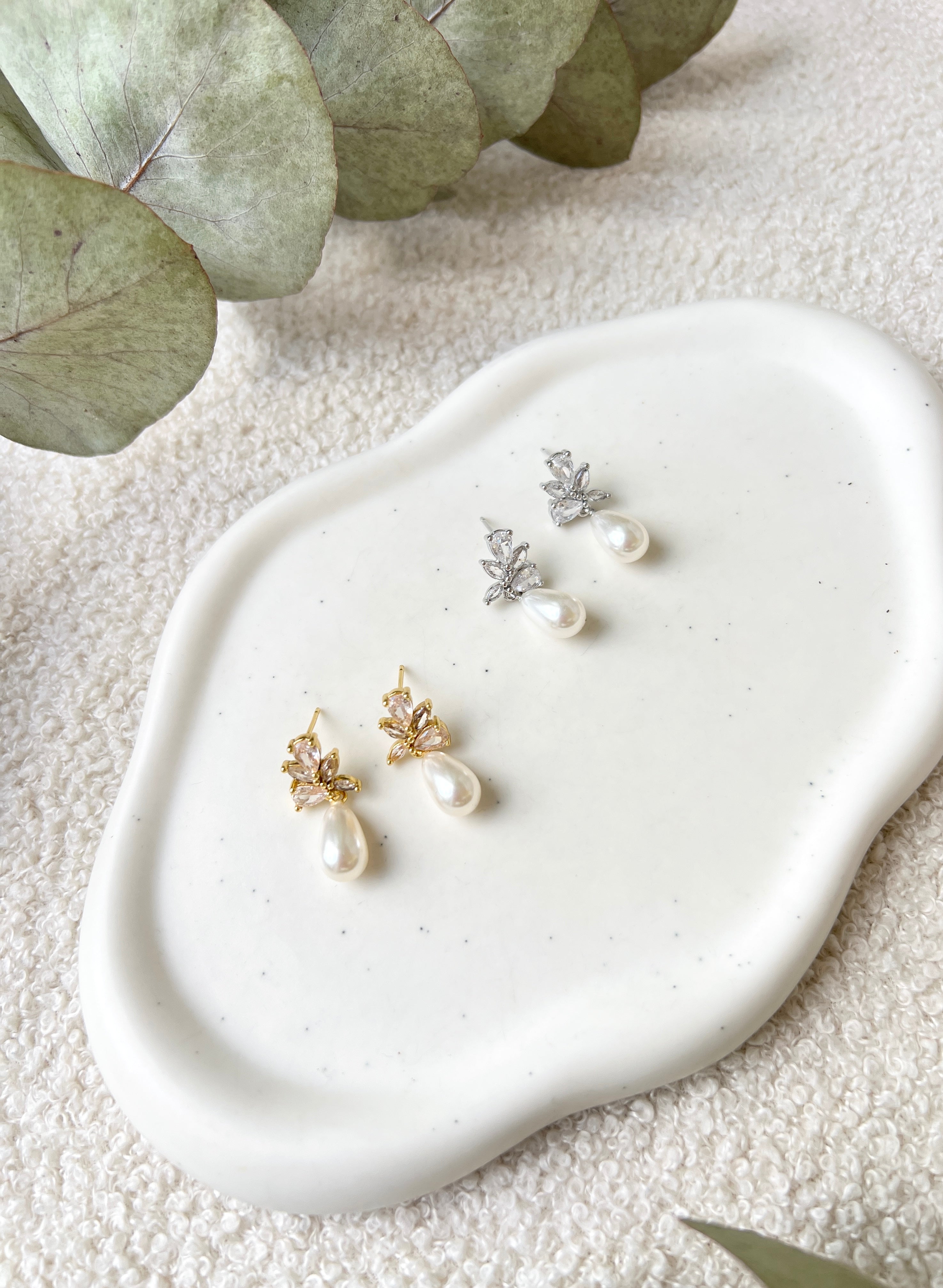 Perlenohrringe, Silber oder Gold, glänzende Ohrringe, Brautohrringe, funkelnde Ohrstecker, Brautschmuck, Schmuck für die Hochzeit