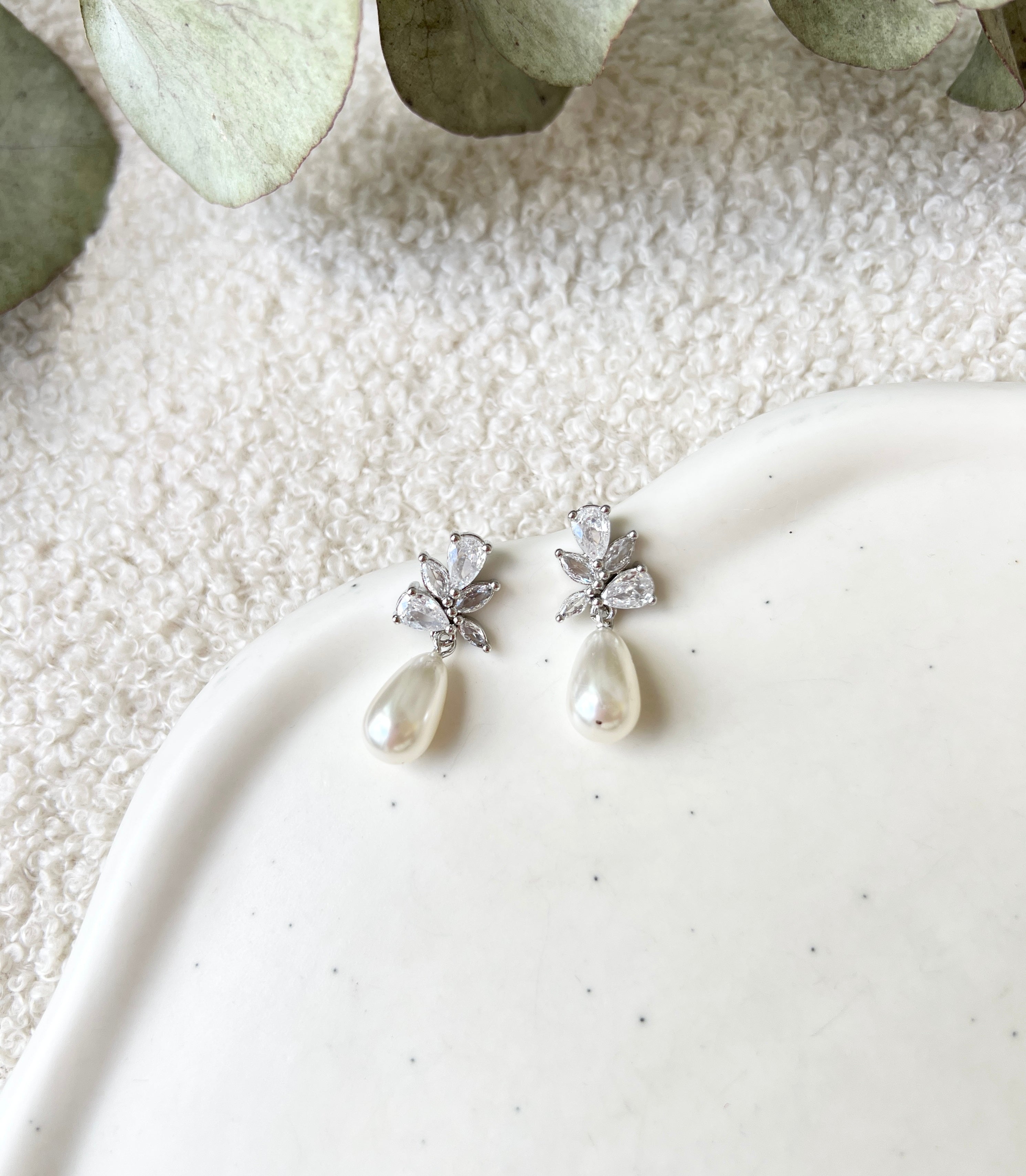 Perlenohrringe, Silber glänzende Ohrringe, Brautohrringe, funkelnde Ohrstecker, Brautschmuck, Schmuck für die Hochzeit