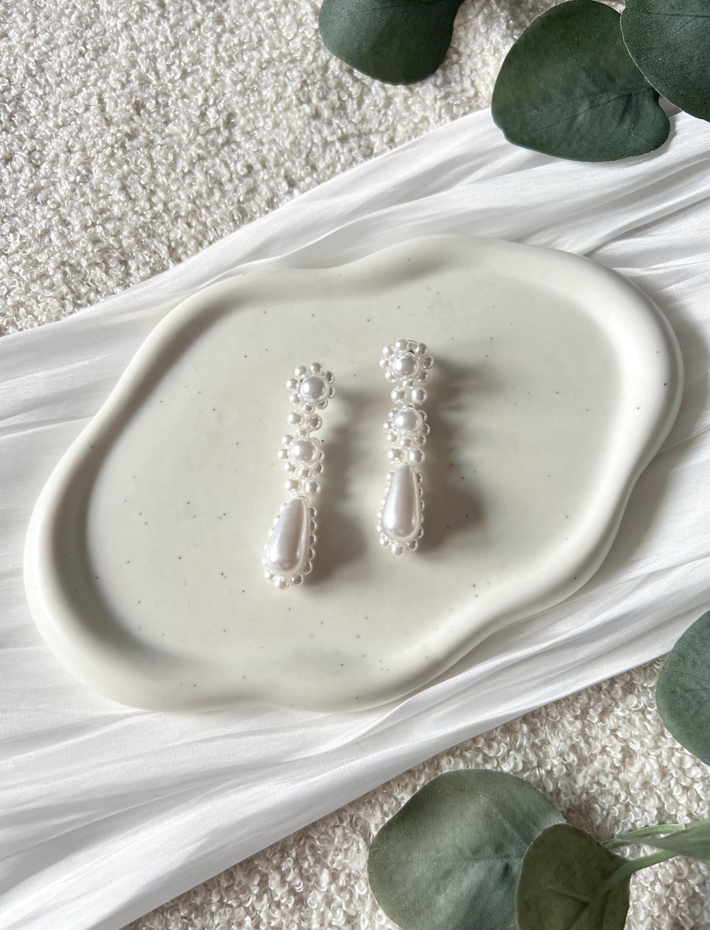 Moderne Perlenohrringe, elegante Ohrringe, feiner Brautschmuck, schicke Brautohrringe, weiss, opulenter Perlenschmuck, Schmuck fuer die Hochzeit, Hochzeitsschmuck, Braut, Standesamt, Weddinginspiration