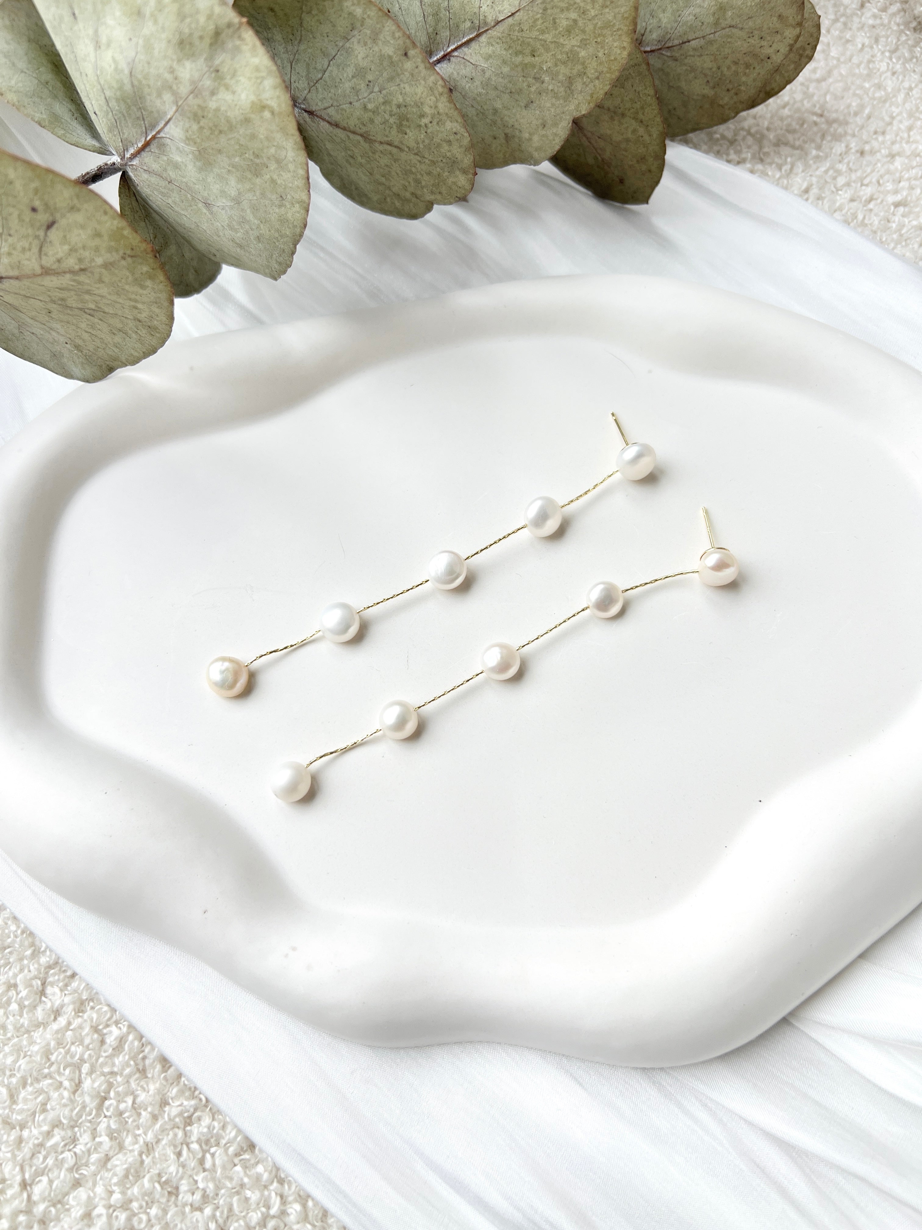 lange Perlenohrringe, Brautschmuck in Silber oder Gold, weiße Perlen, feine Brautohrringe, moderne Ohrringe Standesamt, Perlenschmuck, Schmuck Hochzeit, elegante Hängeohrringe