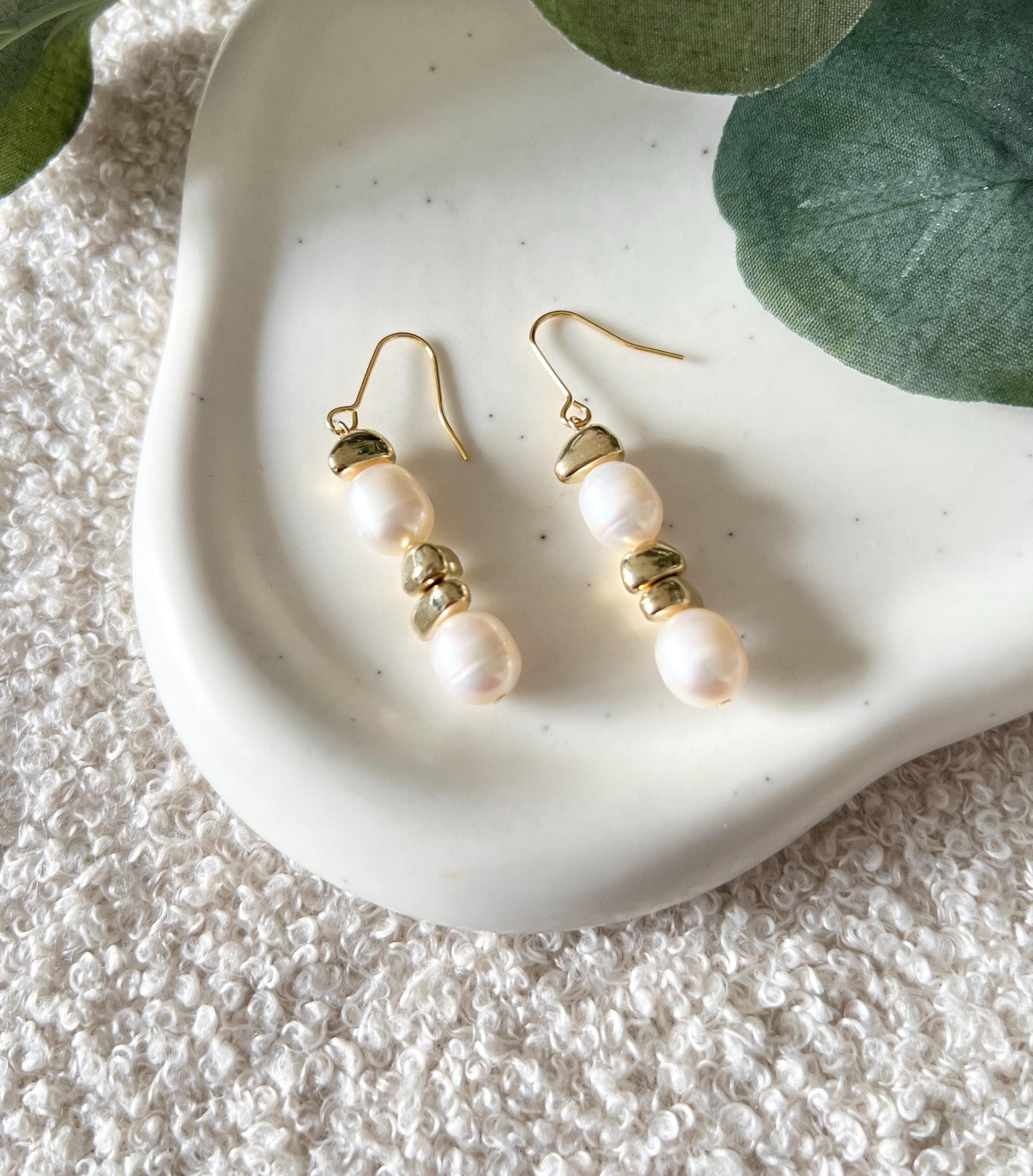 Perlenohrringe, weisse Perlen und goldene Details, Damenohrringe, moderner Alltagsschmuck, Ohrringe fuer den Alltag, feiner Perlenschmuck, Haengeohrringe, Frauenschmuck, Geschenk fuer Sie, Geburtstagsgeschenk, Brautschmuck