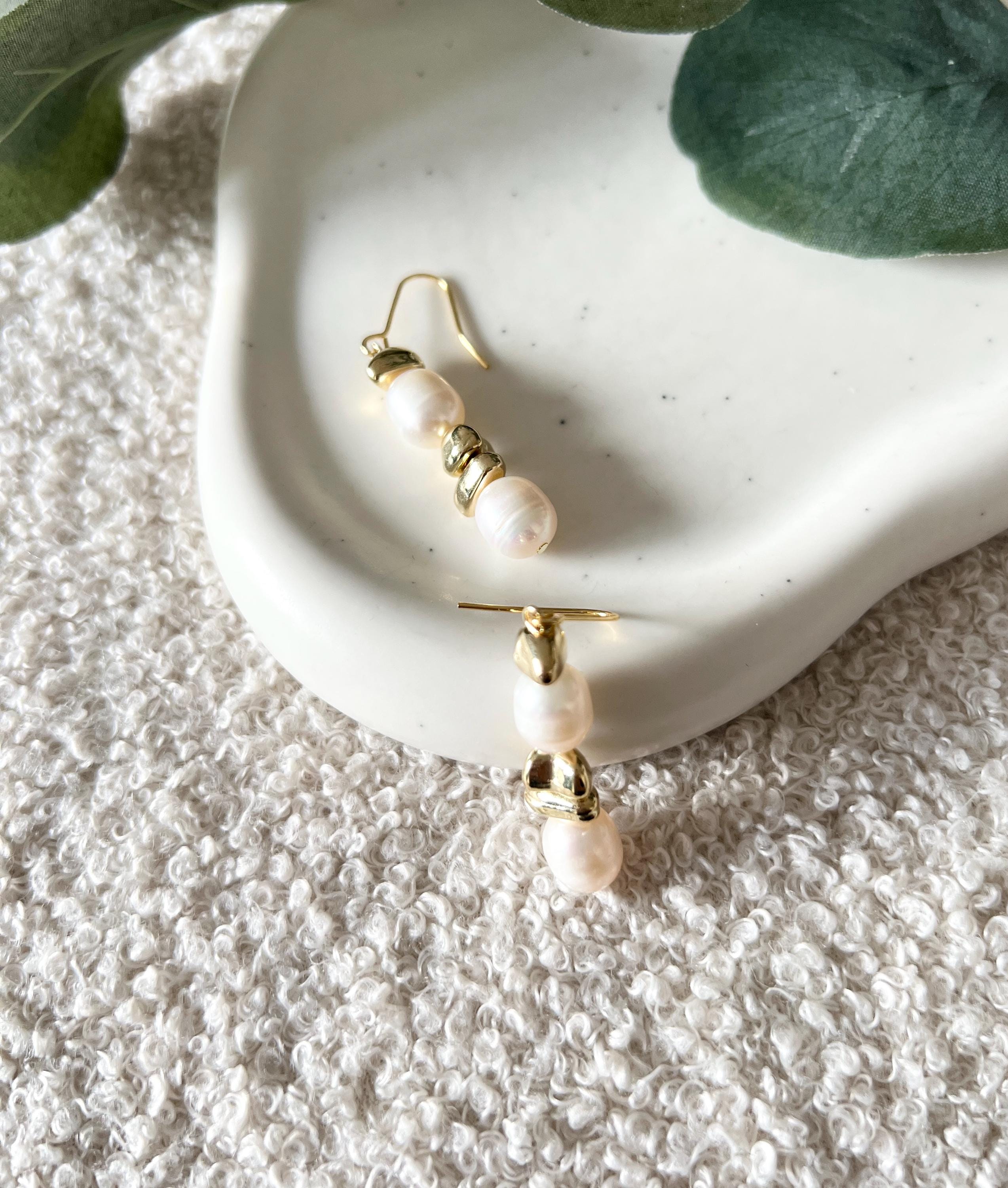 Perlenohrringe, weisse Perlen und goldene Details, Damenohrringe, moderner Alltagsschmuck, Ohrringe fuer den Alltag, feiner Perlenschmuck, Haengeohrringe, Frauenschmuck, Geschenk fuer Sie, Geburtstagsgeschenk, Brautschmuck