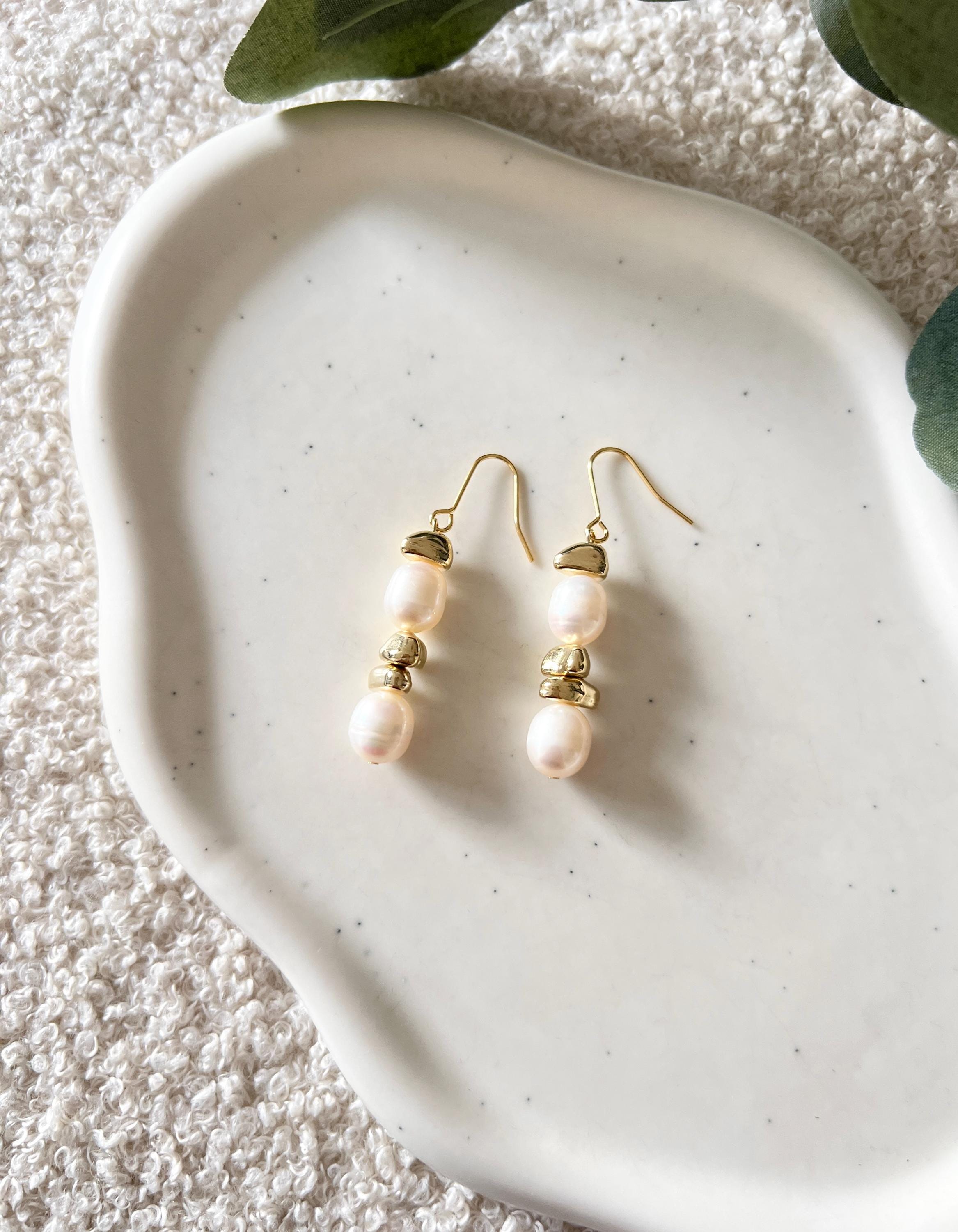 Perlenohrringe, weisse Perlen und goldene Details, Damenohrringe, moderner Alltagsschmuck, Ohrringe fuer den Alltag, feiner Perlenschmuck, Haengeohrringe, Frauenschmuck, Geschenk fuer Sie, Geburtstagsgeschenk, Brautschmuck