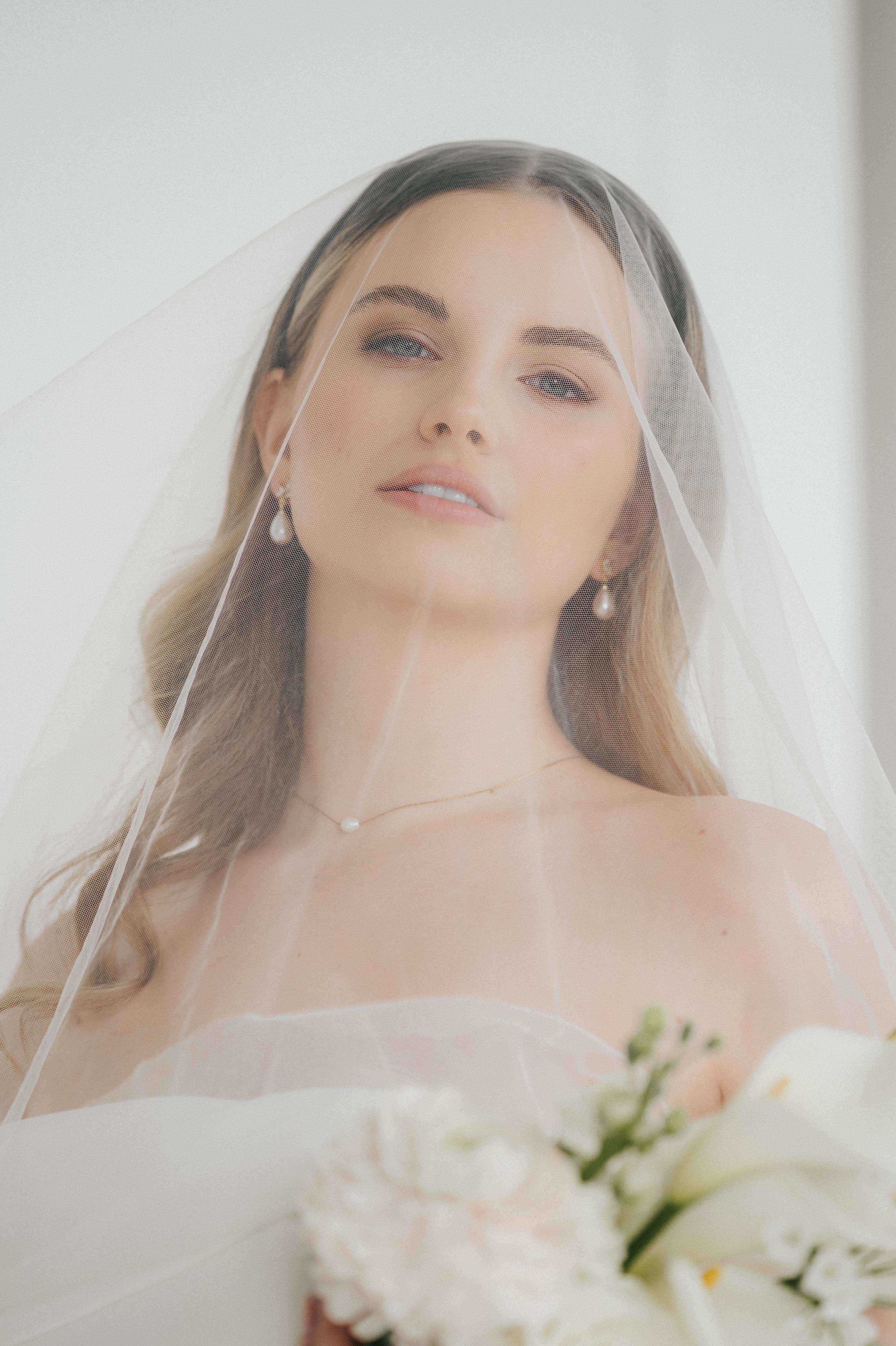 Perlenohrringe Braut, ovale Perlen, Silber oder Gold, Ohrstecker Zirconia, funkelnde Brautohrringe, Brautschmuck, Schmuck Hochzeit, Standesamt, feine Ohrringe, Schmuckblüte
