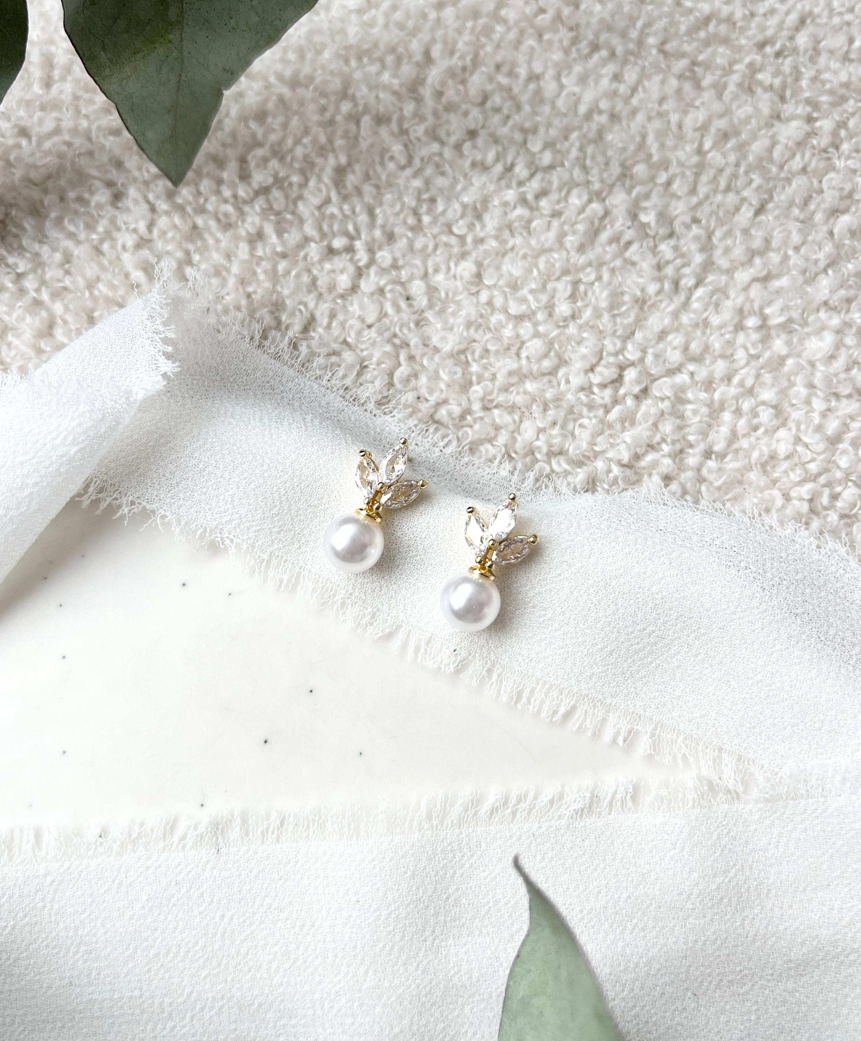Feine Ohrstecker, Perlenohrringe fuer die Braut, Gold, goldene Brautohrringe, eleganter Brautschmuck, Ohrringe, Perlenschmuck, Brautmode, Weddinginspiration, Bride to be, Hochzeit, hochwertiger Hochzeitsschmuck, Brautjungfer, Trauzeugin, Geschenk für Sie, Damenschmuck, Schmuck fuer Frauen, Valentinstag, Geburtstagsgeschenk