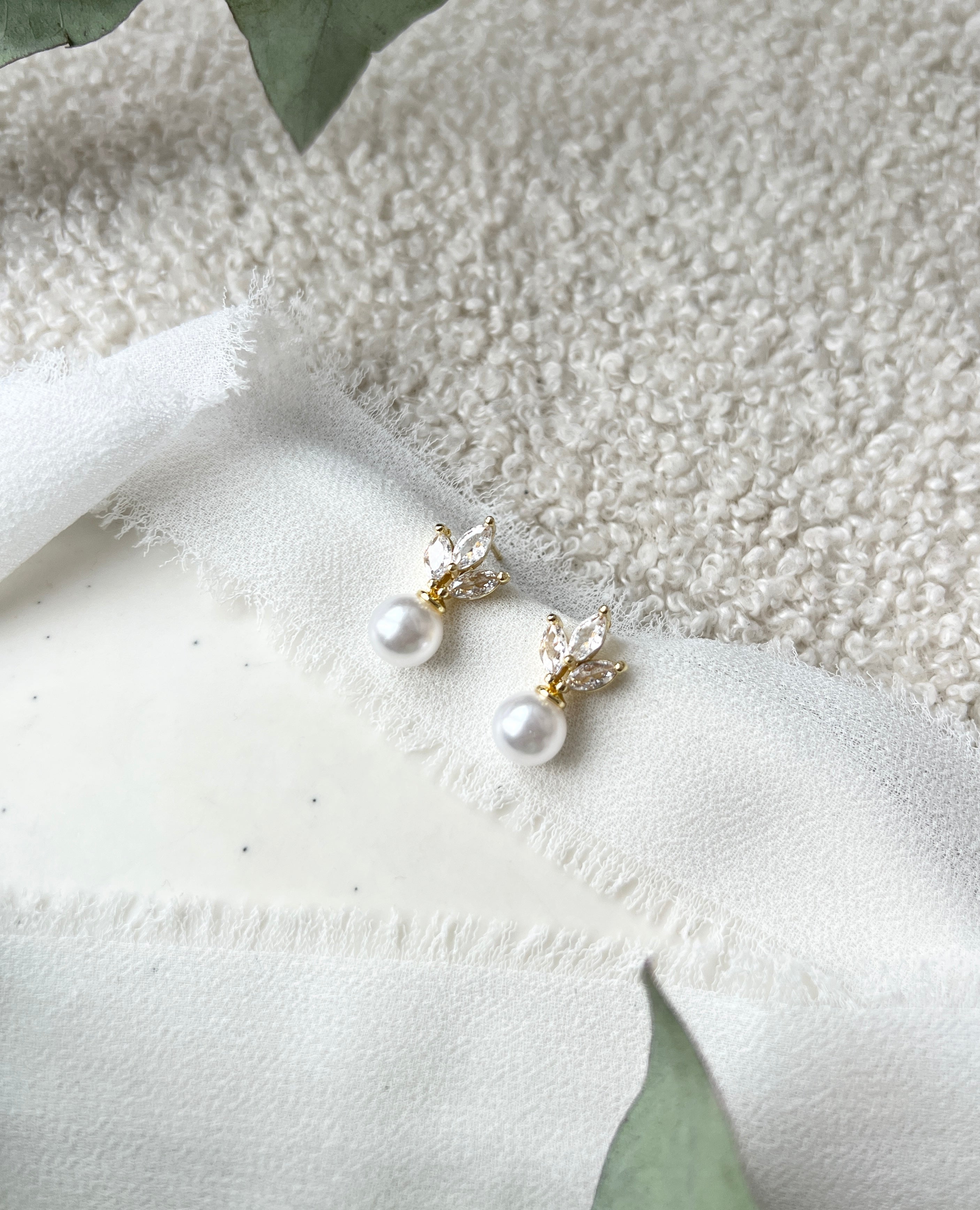Feine Ohrstecker, Perlenohrringe fuer die Braut, Gold, goldene Brautohrringe, eleganter Brautschmuck, Ohrringe, Perlenschmuck, Brautmode, Weddinginspiration, Bride to be, Hochzeit, hochwertiger Hochzeitsschmuck, Brautjungfer, Trauzeugin, Geschenk für Sie, Damenschmuck, Schmuck fuer Frauen, Valentinstag, Geburtstagsgeschenk