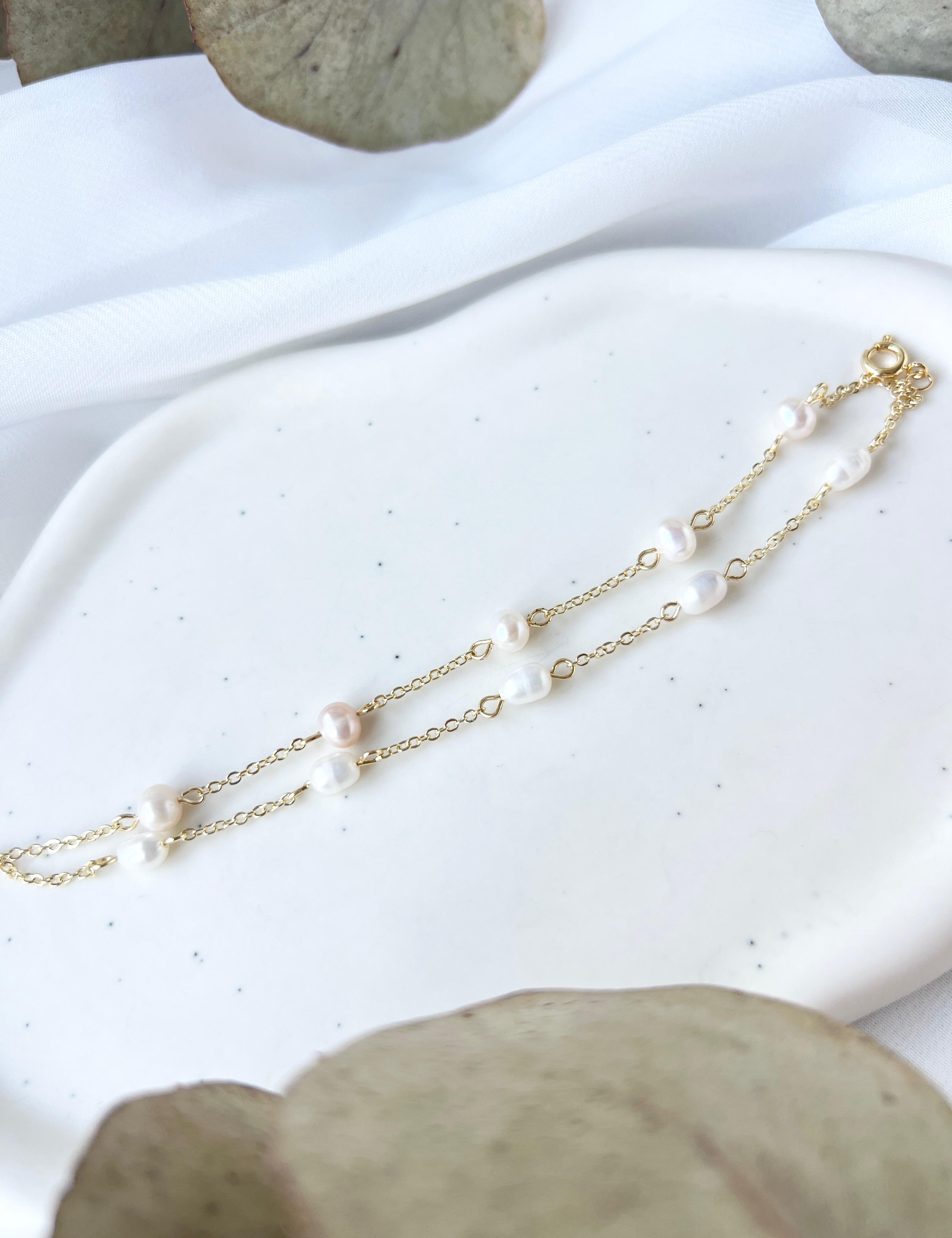 Feiner Brautschmuck, goldenes Armband mit weissen Perlen, Perlenschmuck, Perlenarmband, eleganter Brautschmuck, Geschenk fuer Sie, Geschenk Frauen, Damenschmuck