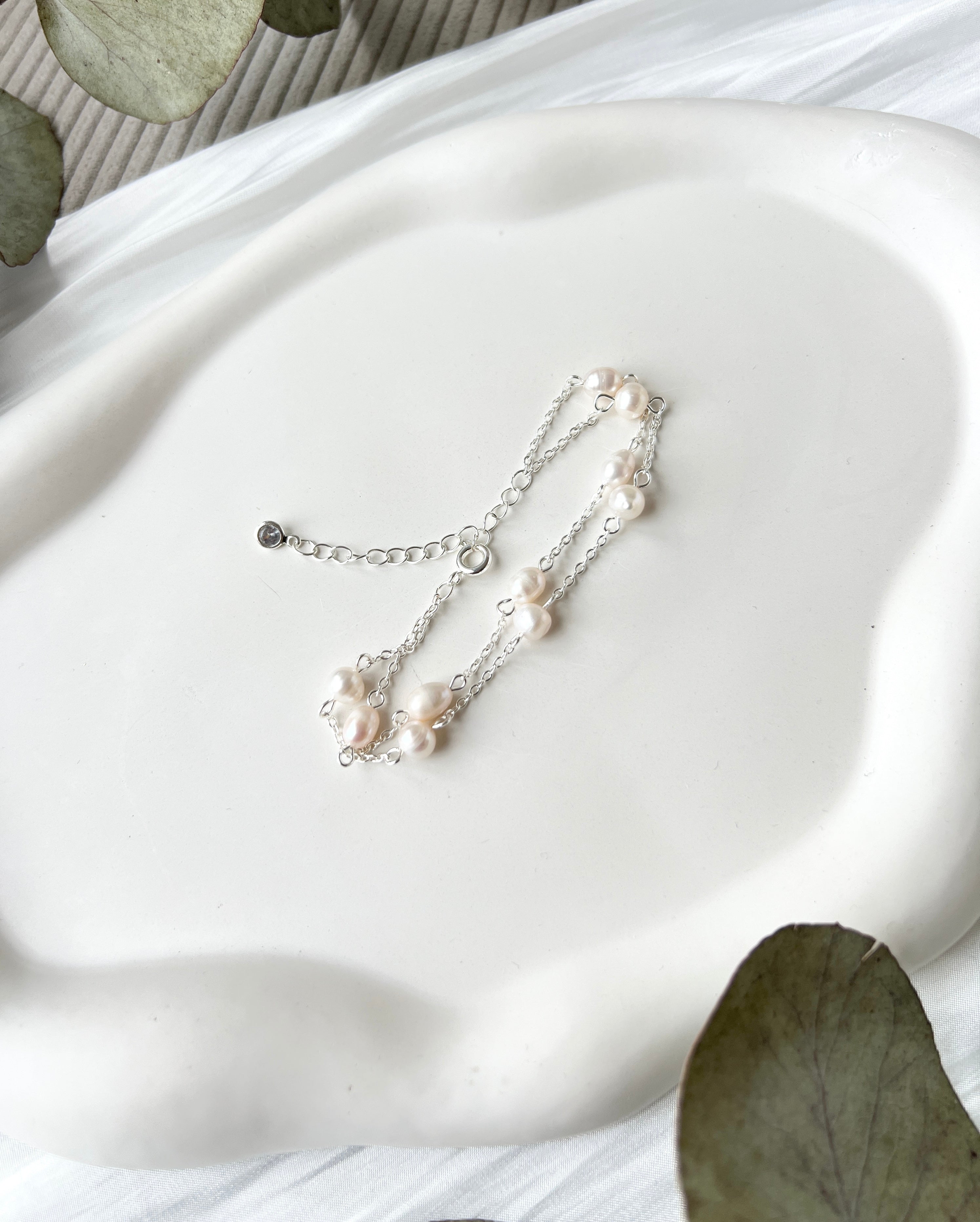 Armband, Silber, Brautschmuck, weiße Perlen, Perlenschmuck, Perlenarmband, feines Brautarmband, hochwertiger Schmuck, Hochzeit, Geschenk fuer Sie, Damenschmuck, Weihnachtsgeschenk Frauen, Armschmuck