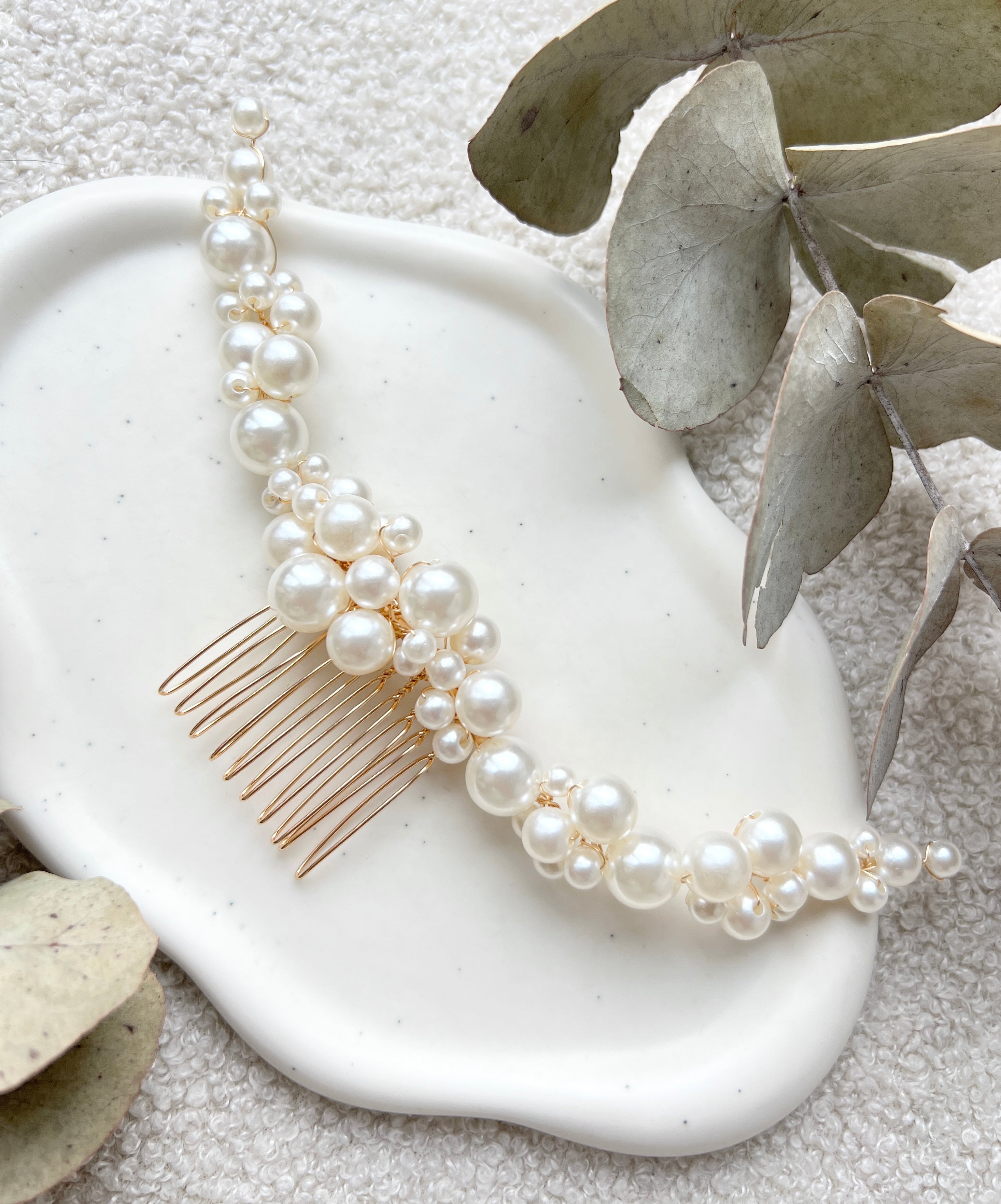Perlenschmuck, Haarschmuck, weiße Perlen, goldener Juwelierdraht, Brautschmuck, Haarkamm, Brauthaarschmuck, Standesamt, Schmuck, Hochzeit