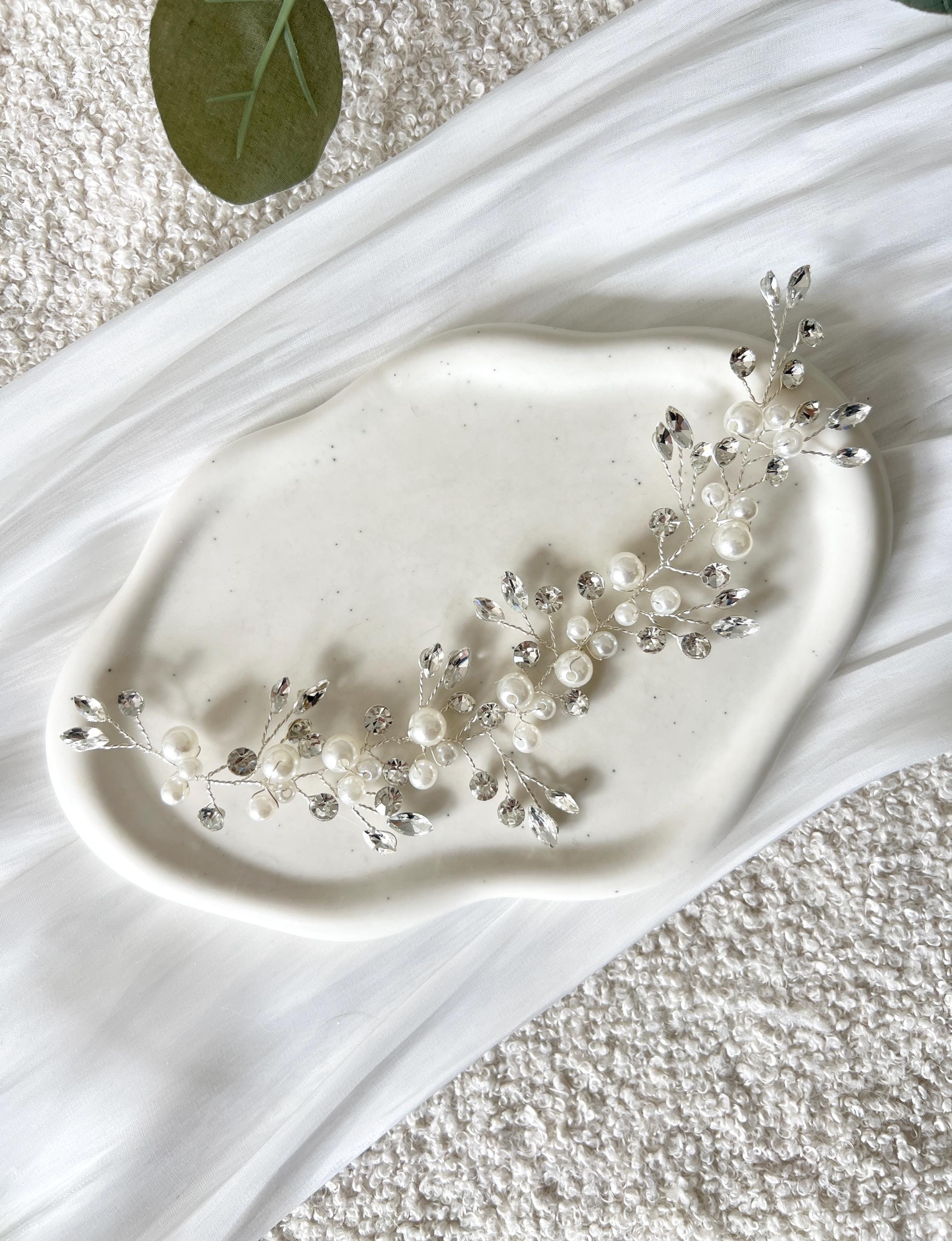 Haarschmuck fuer die Braut, Silber, Haarrebe mit funkelnden Strasssteinen und weissen feinen Perlen, Perlenschmuck, Brautschmuck, biegsamer Brauthaarschmuck, Haarband, Schmuck Hochzeit, Brautfrisur, Hochzeitsschmuck, Perlenhaarschmuck