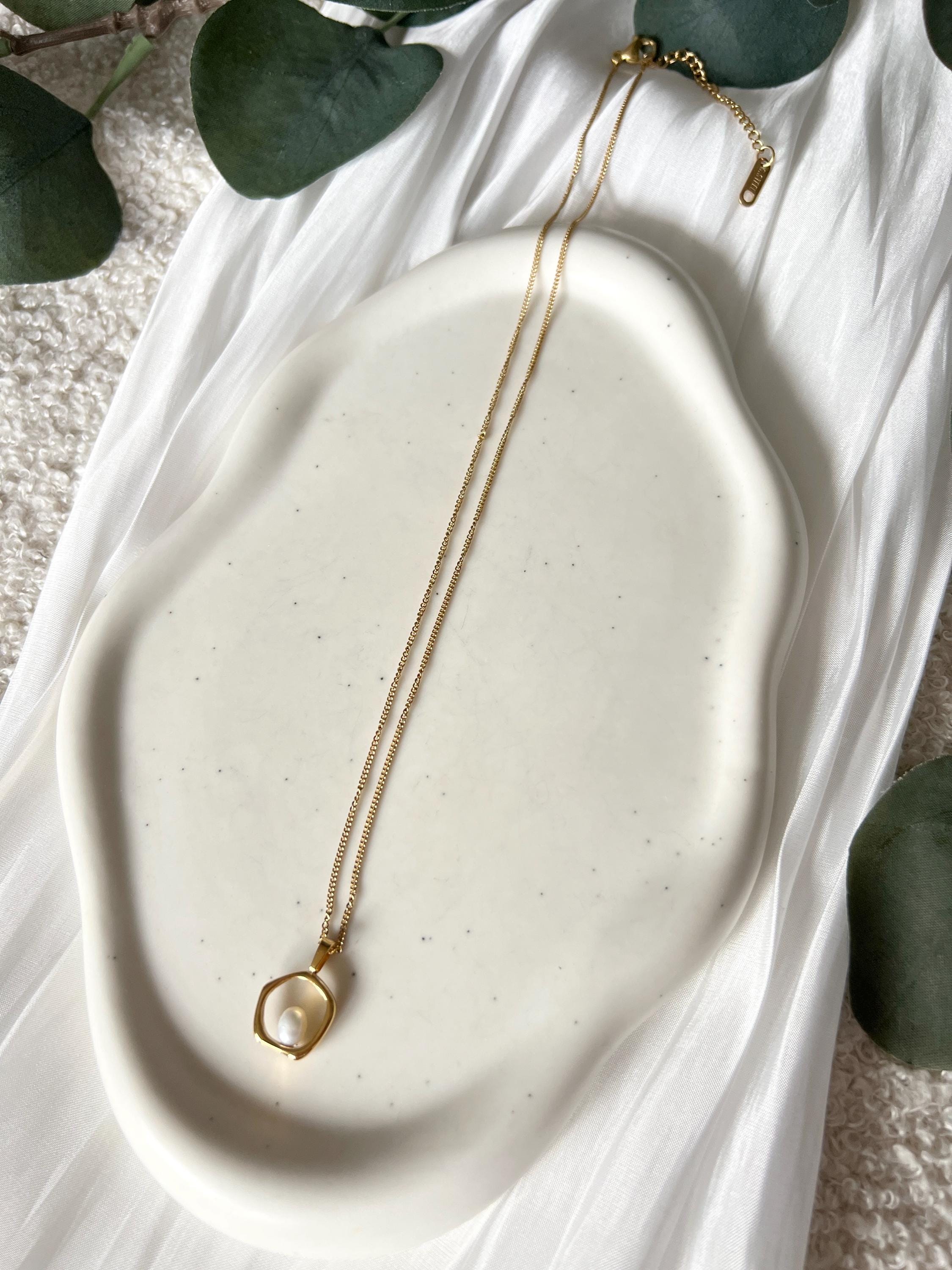 Halskette, Perle, Perlenanhaenger, Perlenschmuck, Brautschmuck, Gold, Brauthalskette, Schmuck Hochzeit, feine Kette
