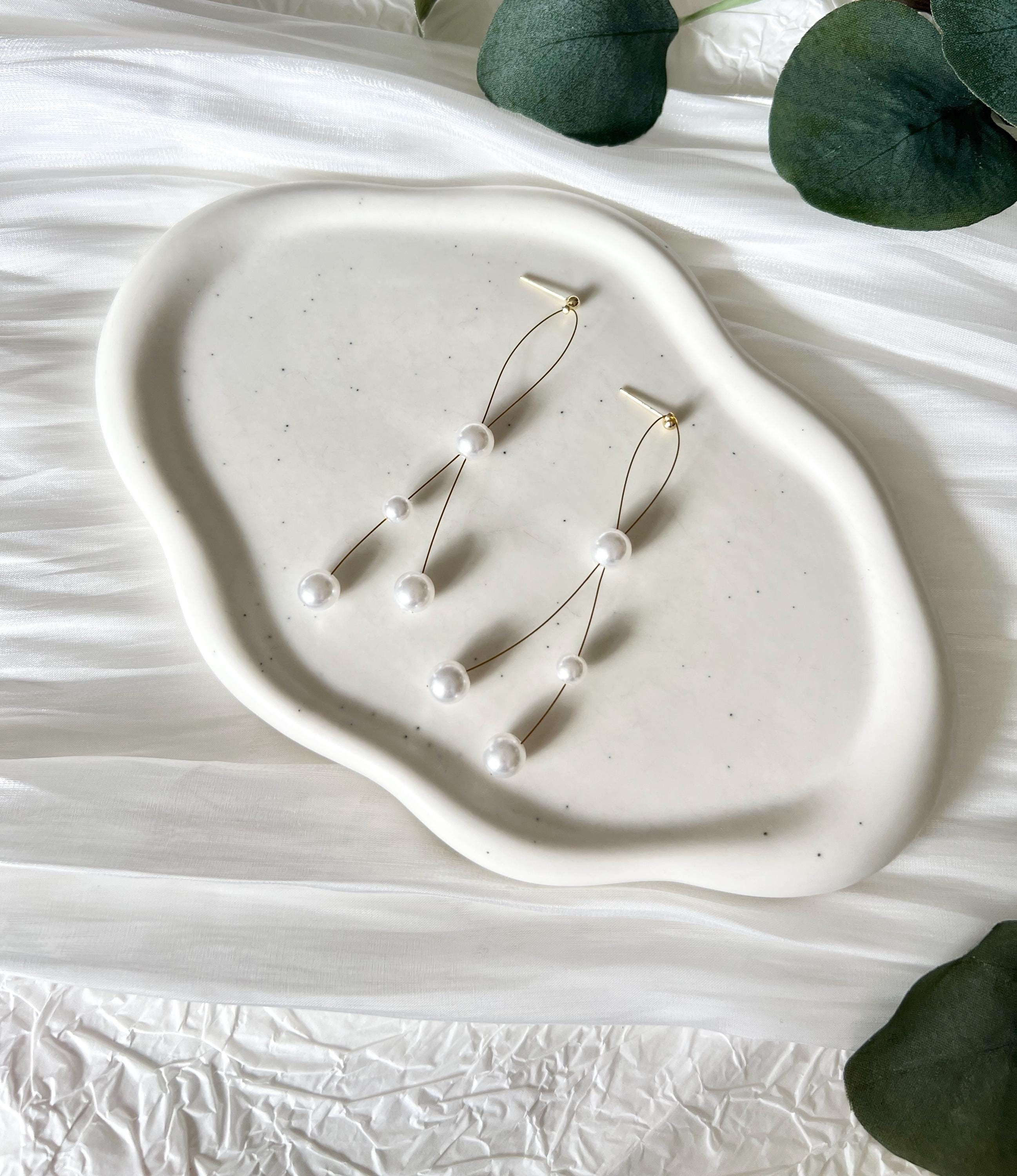Brautohrringe, Gold, weiße Perlen, Ohrringe, Hängeohrringe, feiner Brautschmuck, moderner Schmuck Standesamt, Perlenschmuck, Perlenohrringe, zarte Hängeohrringe, Schmuckblüte