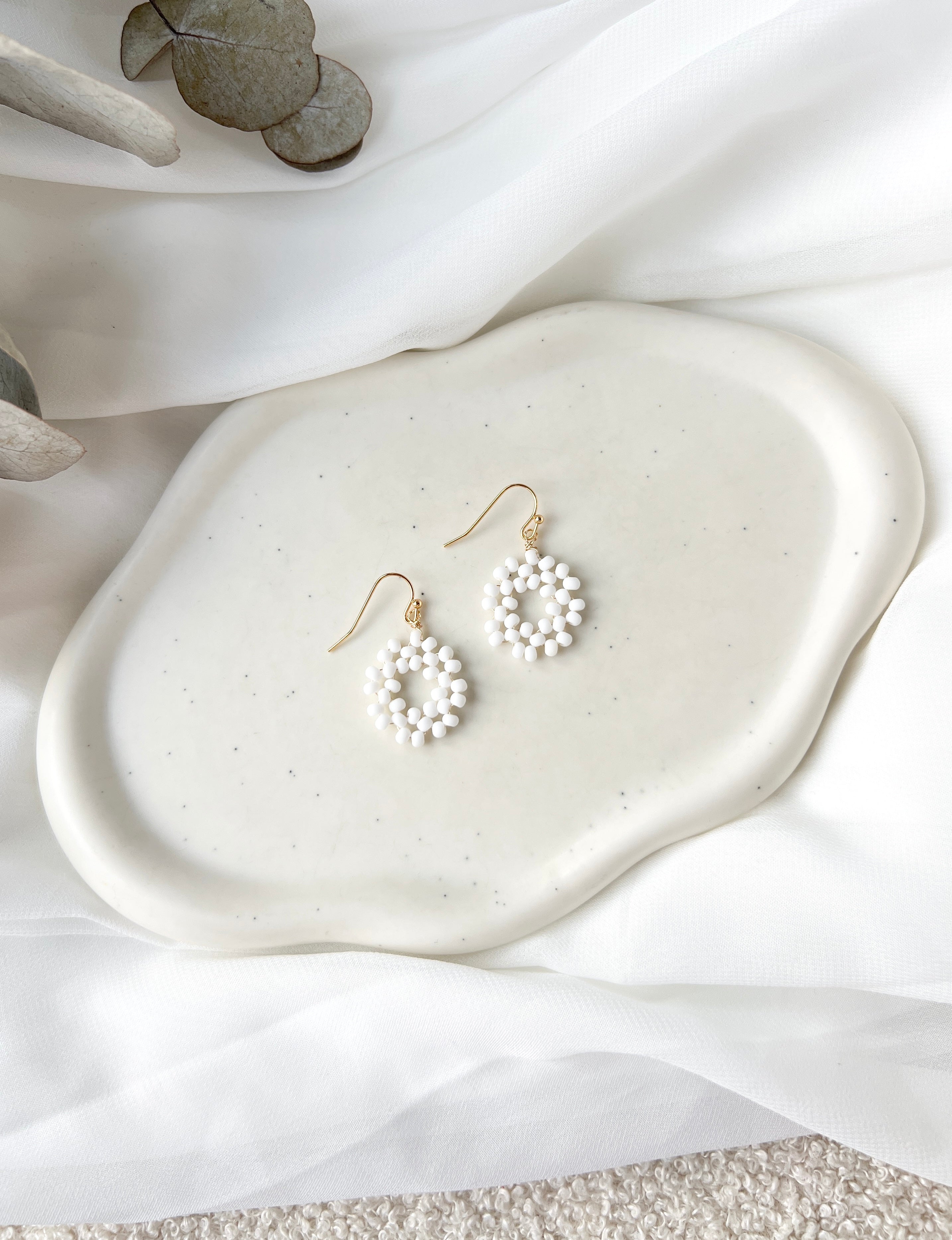 Filigrane Perlenohrringe, handgefertigt in Deutschland, feine Brautohrringe, Ohrringe mit weißen Perlen, runde Form, Bluetenform, Hochzeitsschmuck, feinste Handarbeit, Feinschmuck, Schmuck Hochzeit, elegante Hochzeitsohrringe, Haengeohrringe mit goldenen Details, Perlenohrringe, Perlenschmuck gefertigt in Deutschland