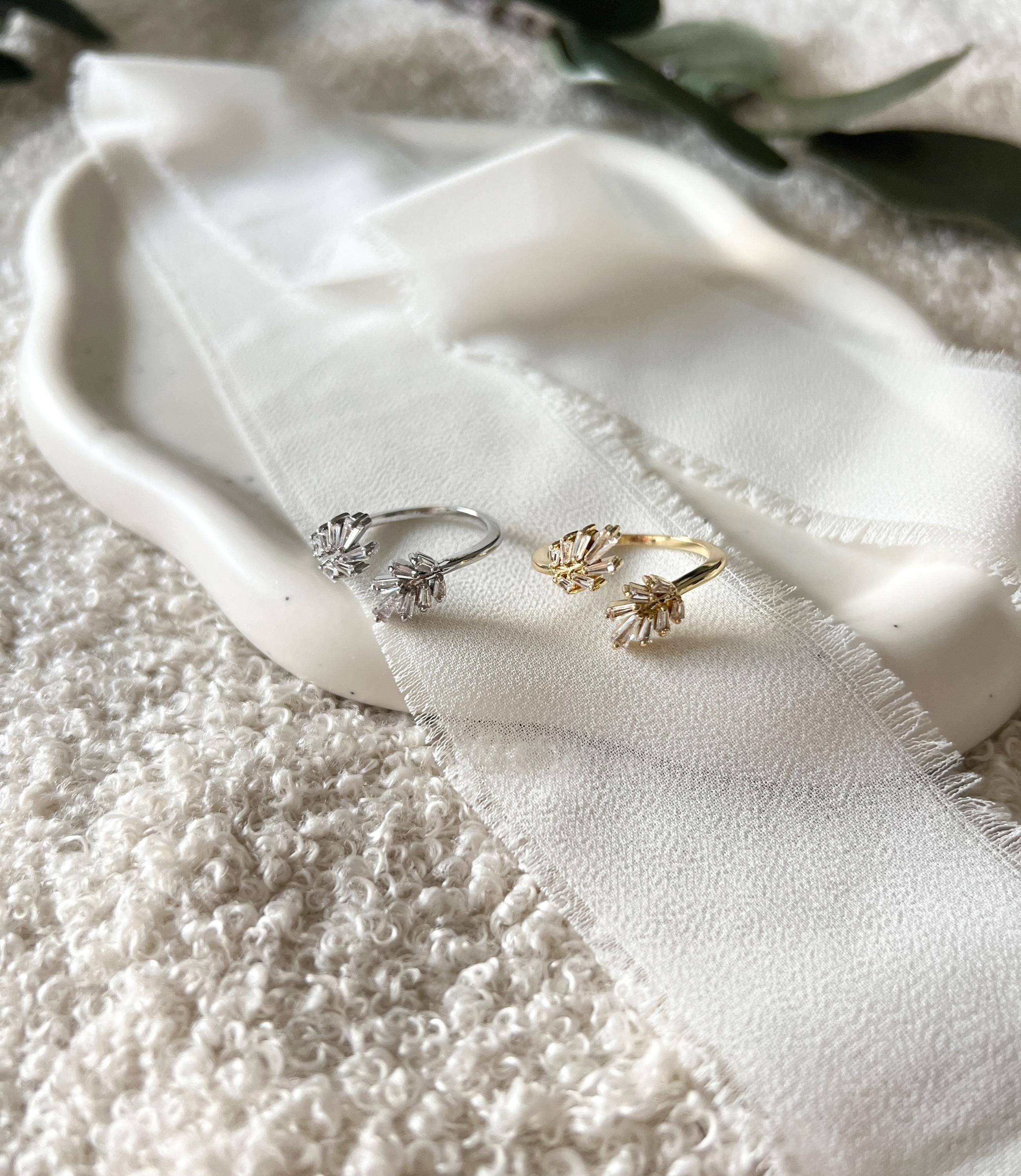 Feiner Ring, Silber oder Gold, glaenzende Strasssteine, filigraner Schmuck, offener Fingerschmuck, verstellbar, Einheitsgröße, Weihnachtsgeschenk, Geburtstagsgeschenk, Schmuck Frauen, eleganter Damenschmuck