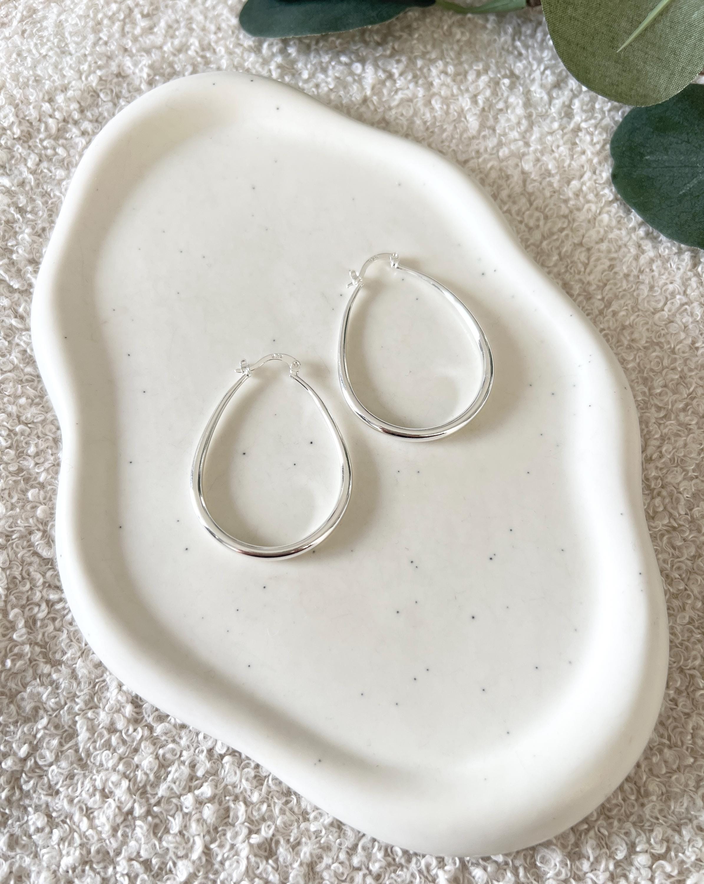 Silberne ovale Creolen, hellsilber, Ohrringe, moderne Brautohrringe, Schmuck Hochzeit, Geschenk fuer Sie, Weihnachtsgeschenk Frauen, Geburtstagsgeschenk, hochwertiger Ohrschmuck