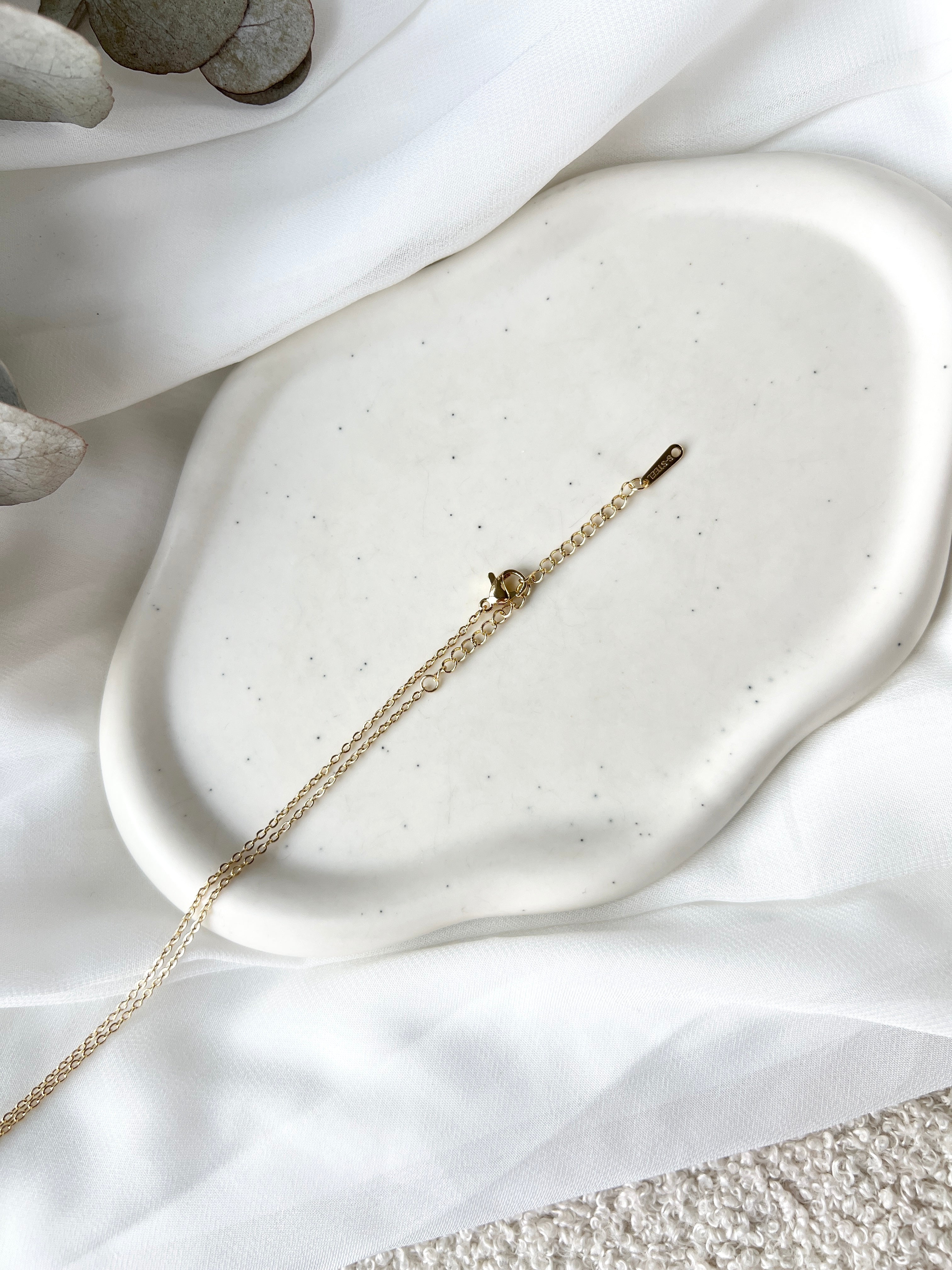 Schmuckset, Halskette und Ohrringe, feiner Hochzeitsschmuck, Brautschmuck, Brautohrringe und Brauthalskette, Damenschmuck, Schmuck Hochzeit, glaenzende Schmuckstuecke, Brautset, Brautjungfer, Geschenk fuer Sie, Geburtstagsgeschenk Frauen, goldener Schmuck, Weddinginspiration