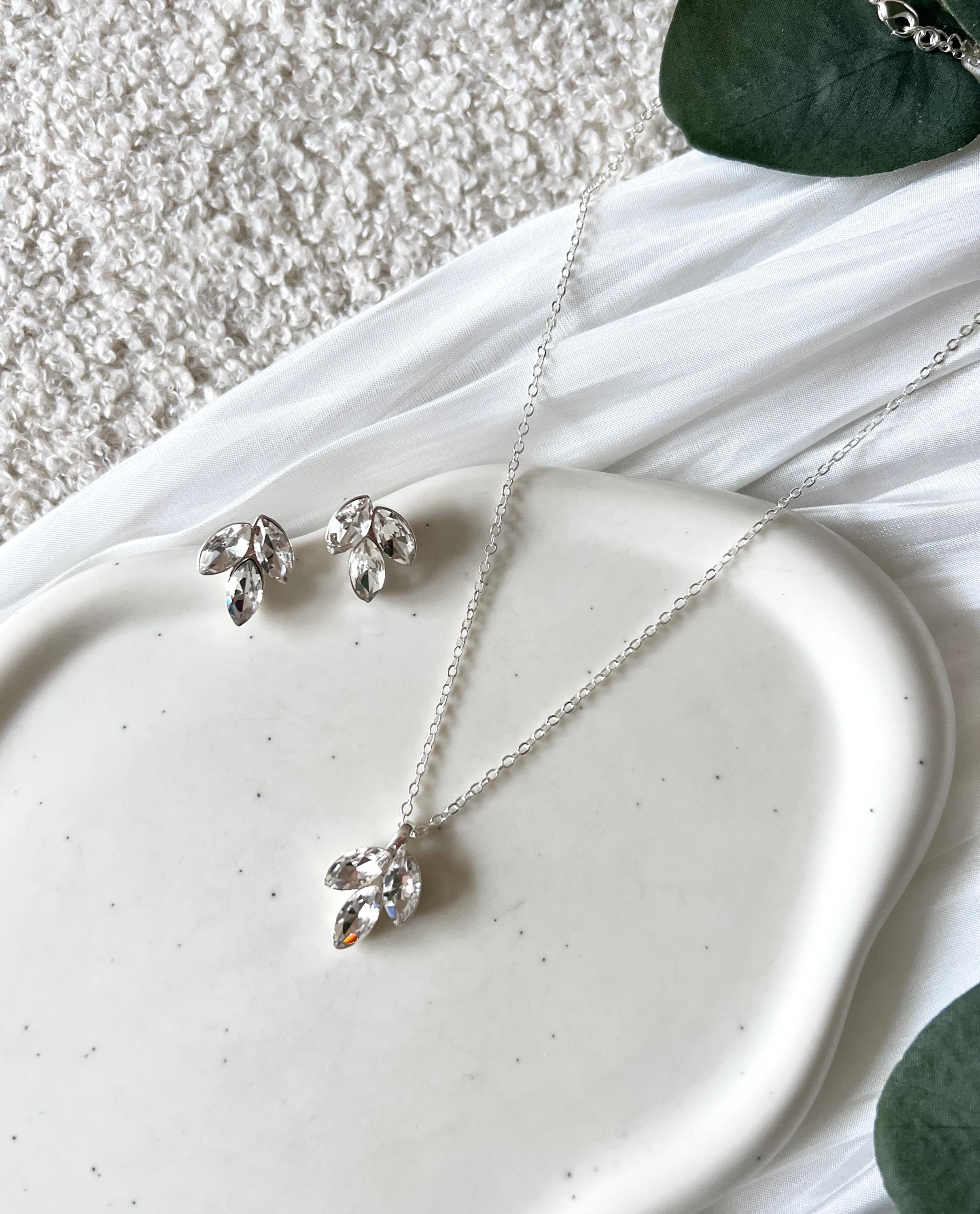 Brautschmuckset, Set Halskette und Ohrringe, Schmuck in Hellsilber, Strass, glaenzende Kette, Brautschmuck, feine Brautohrringe, elegante Brauthalskette, Ohrstecker, Hochzeit, Damenschmuck, Damenohrringe,Schmuckset, Geschenk fuer Sie, Weddinginspiration, Bridallook, Bridalstyle